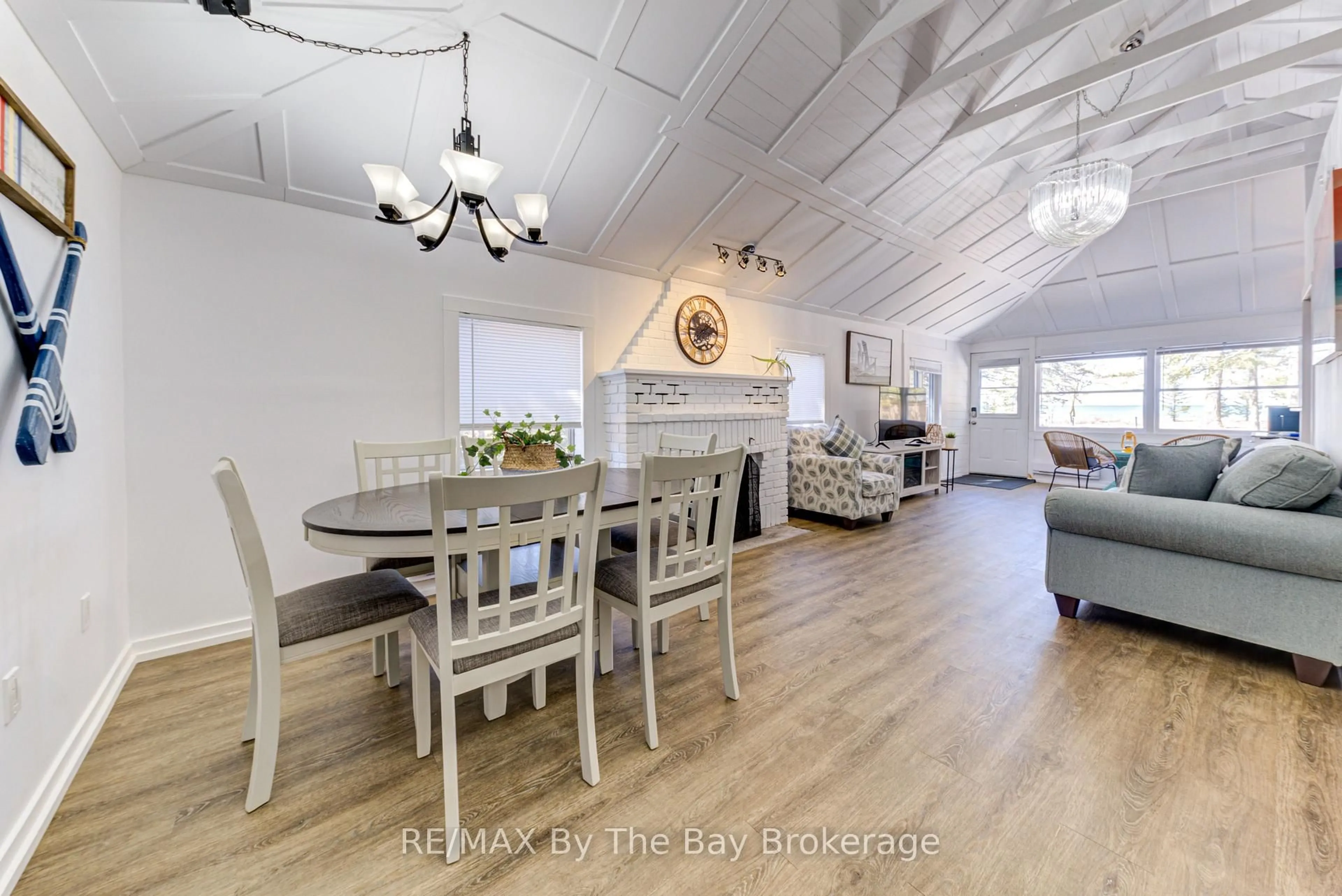 Dining room, wood/laminate floor for 278 Coastline Dr, Wasaga Beach Ontario L9Z 2M4