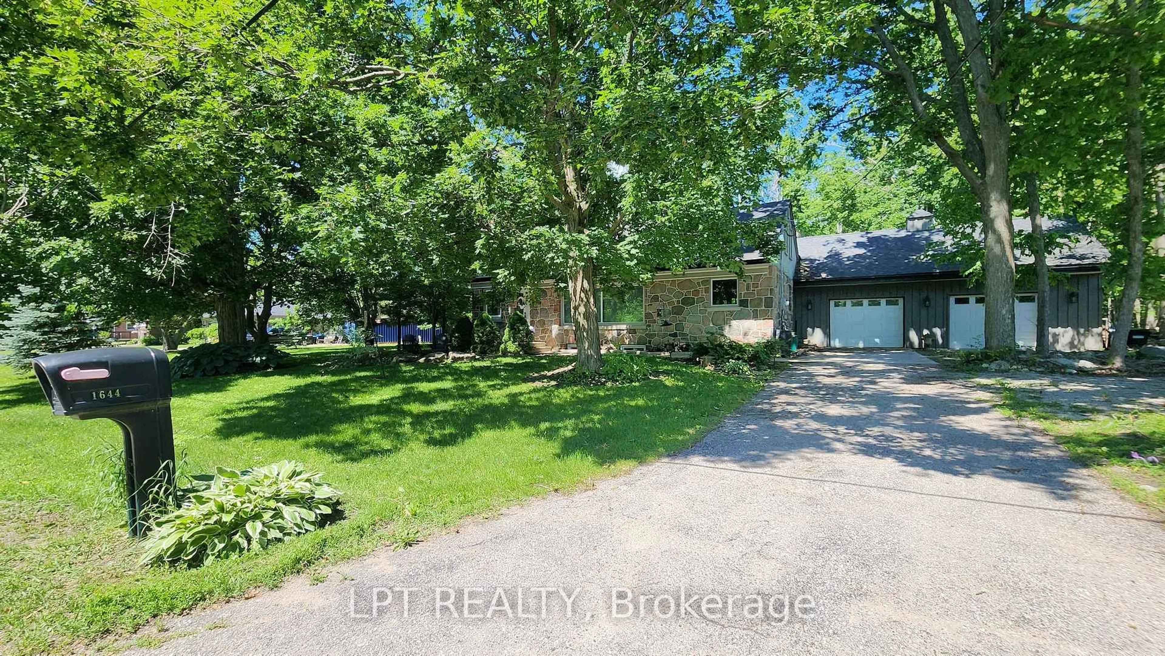 A pic from outside/outdoor area/front of a property/back of a property/a pic from drone, street for 1644 Ridge Rd, Oro-Medonte Ontario L0L 1T0