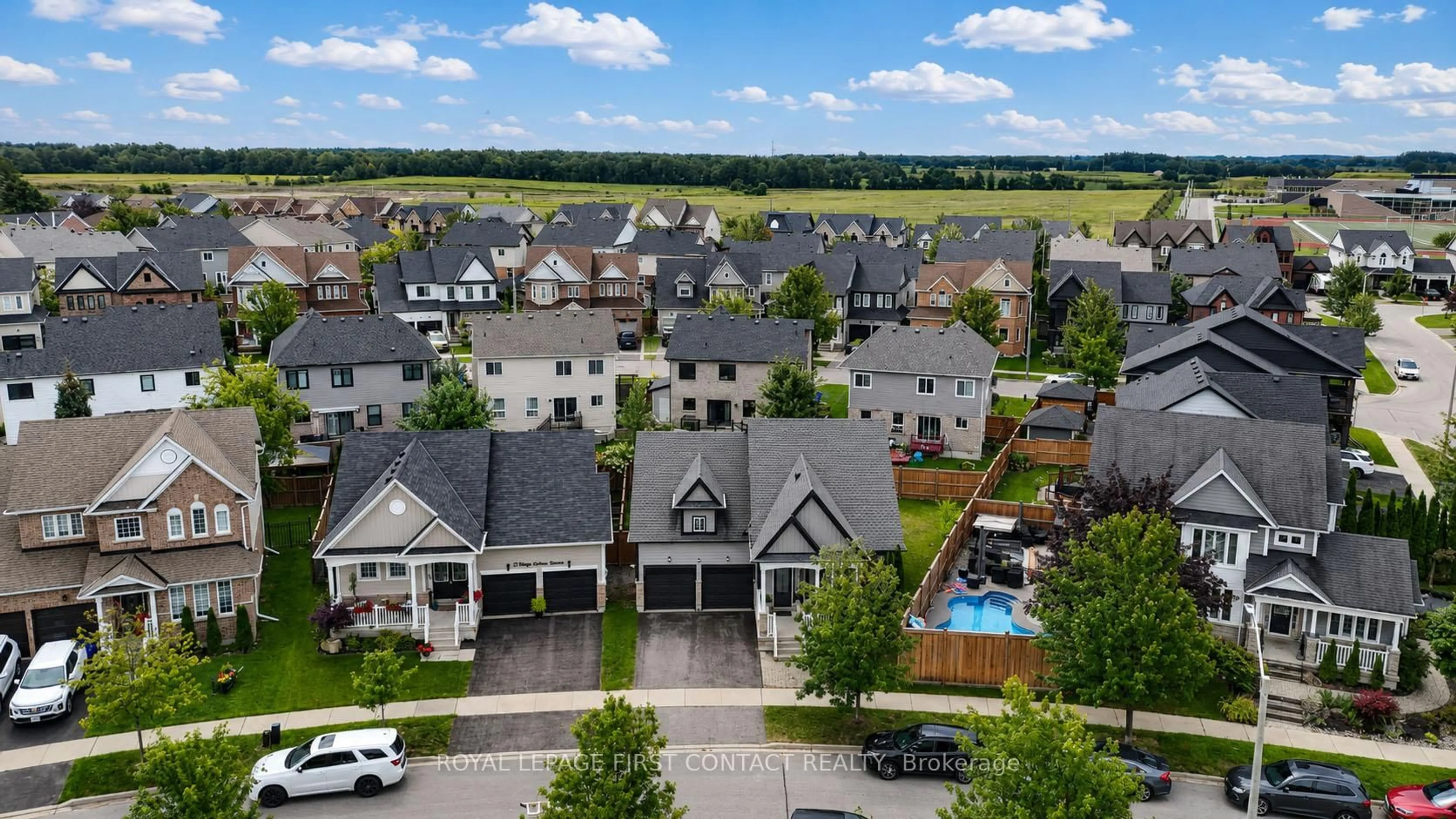 A pic from outside/outdoor area/front of a property/back of a property/a pic from drone, unknown for 3 Maple Crown Terr, Barrie Ontario L4M 7H3