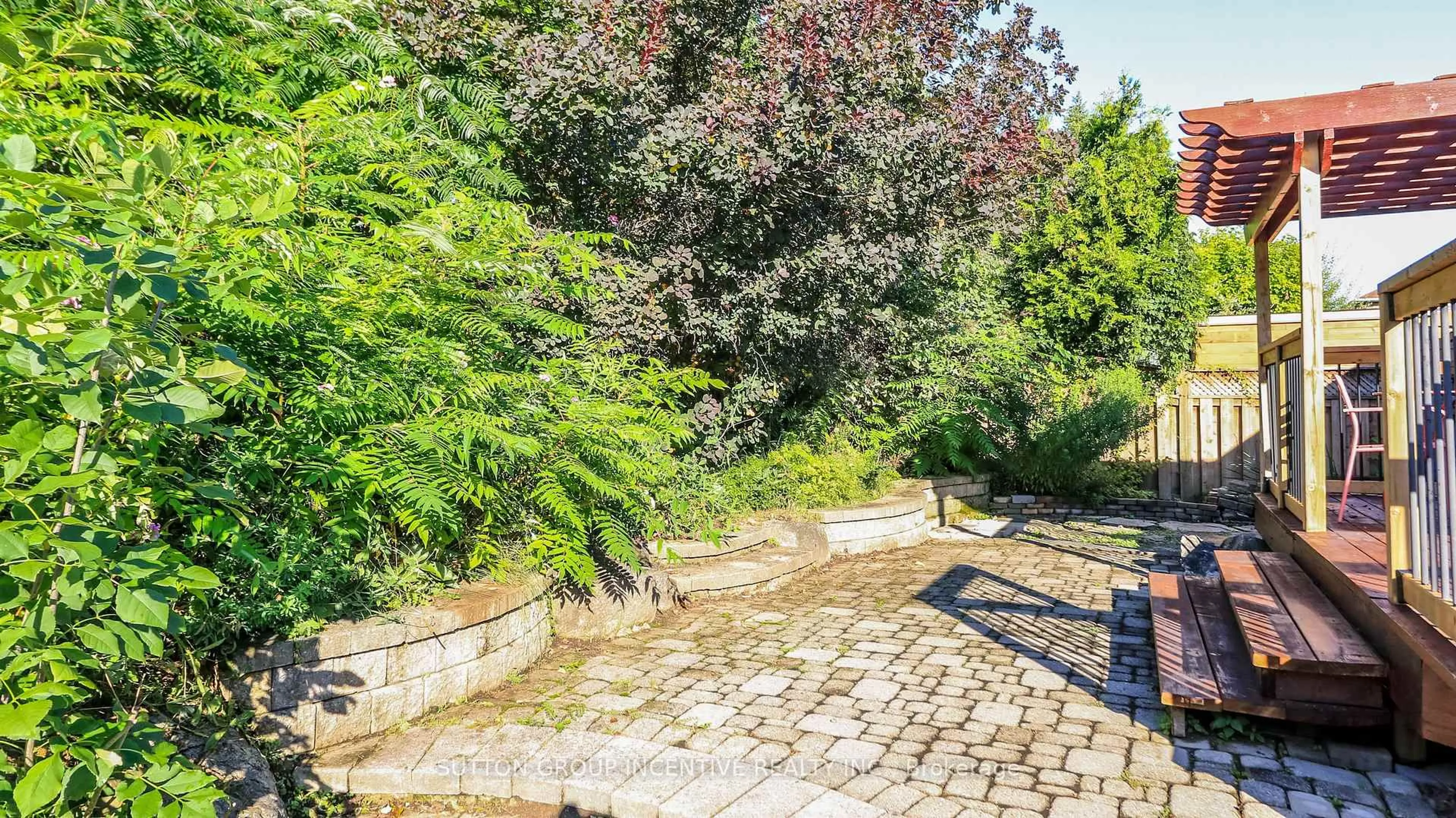 Patio, street for 28 Brookfield Cres, Barrie Ontario L4N 9R6