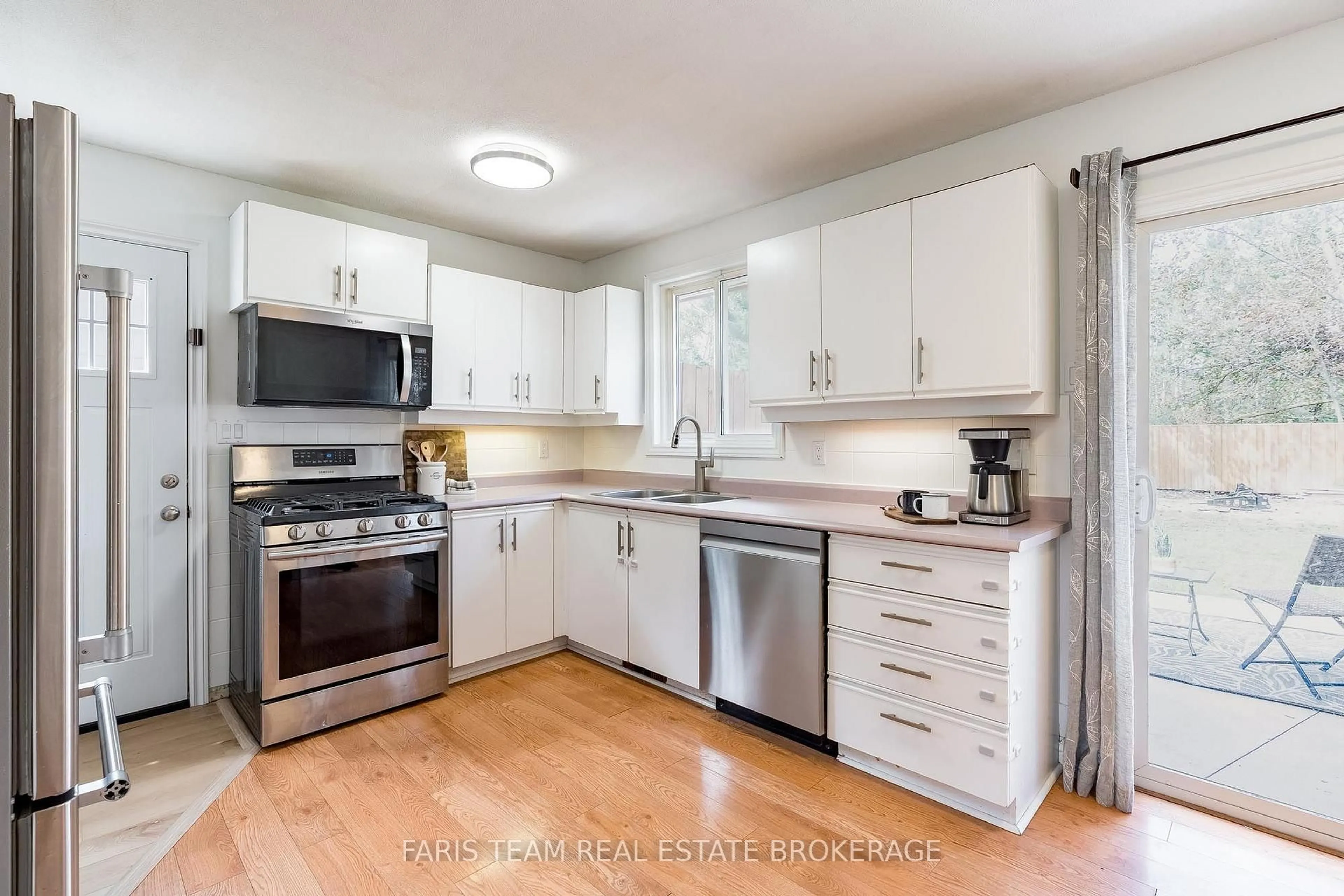 Standard kitchen, unknown for 396 Mary St, Orillia Ontario L3V 3G3