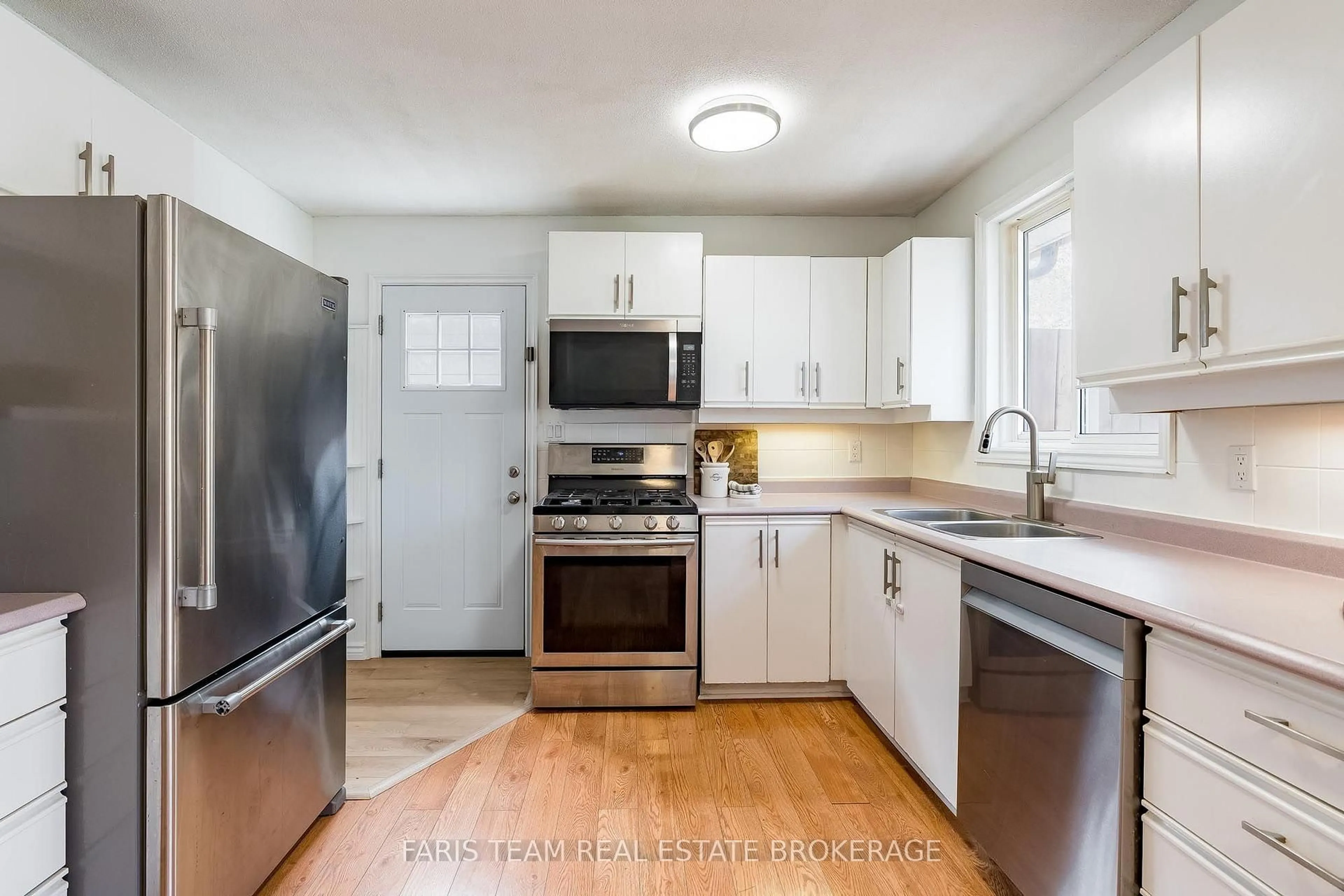 Standard kitchen, unknown for 396 Mary St, Orillia Ontario L3V 3G3