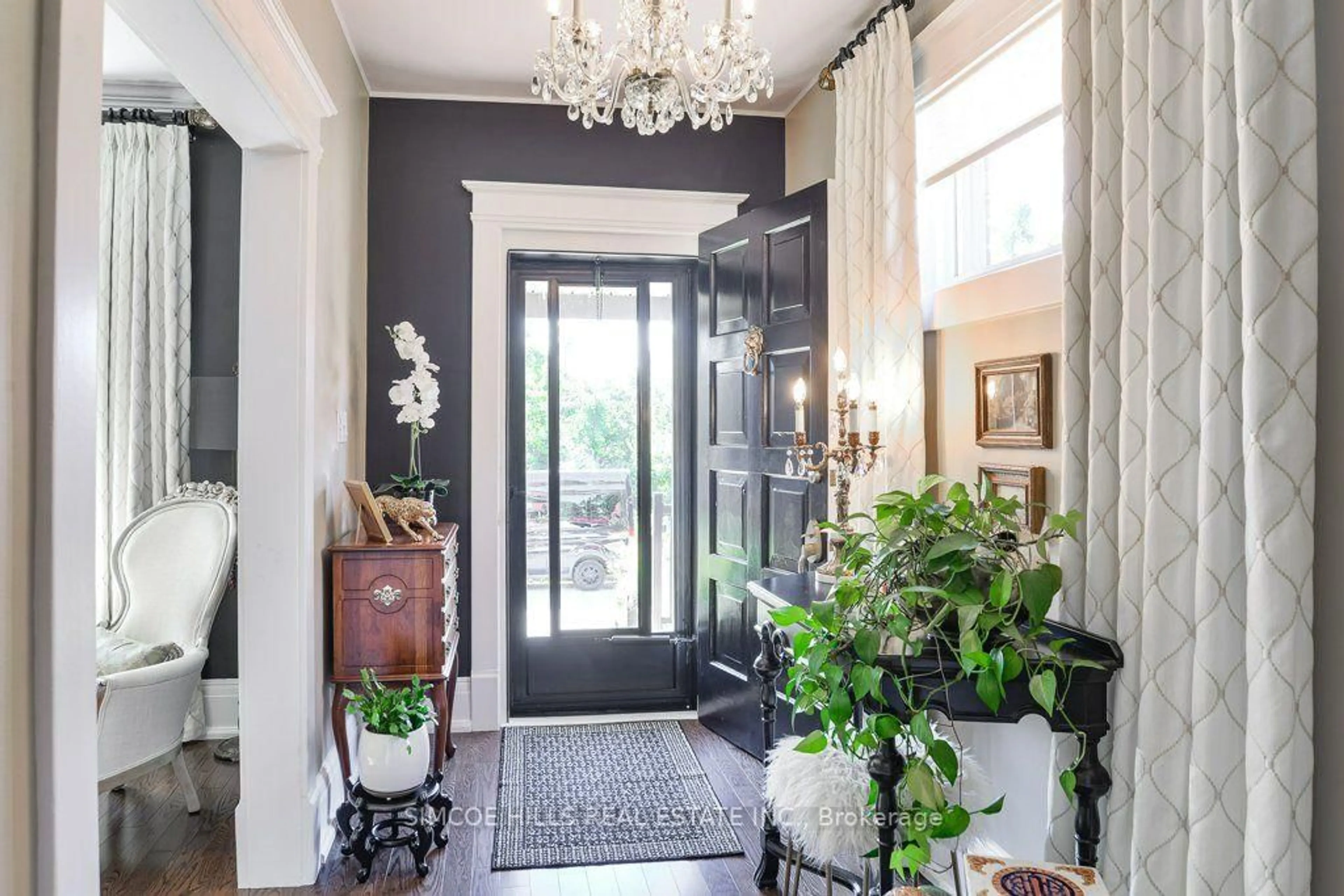 Indoor entryway for 192 John St, Orillia Ontario L3V 3H7