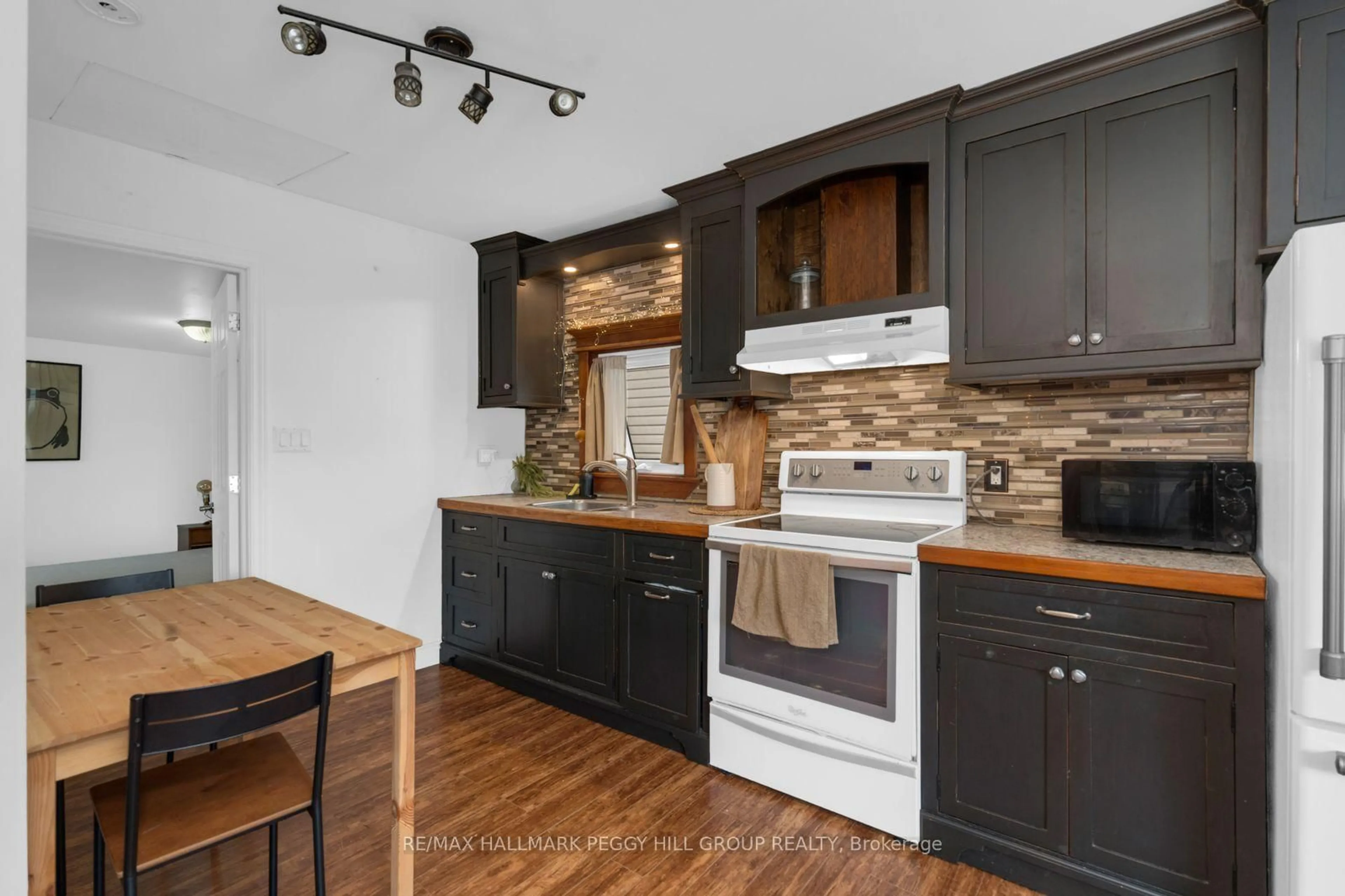 Open concept kitchen, unknown for 93 Bond St, Orillia Ontario L3V 1J7
