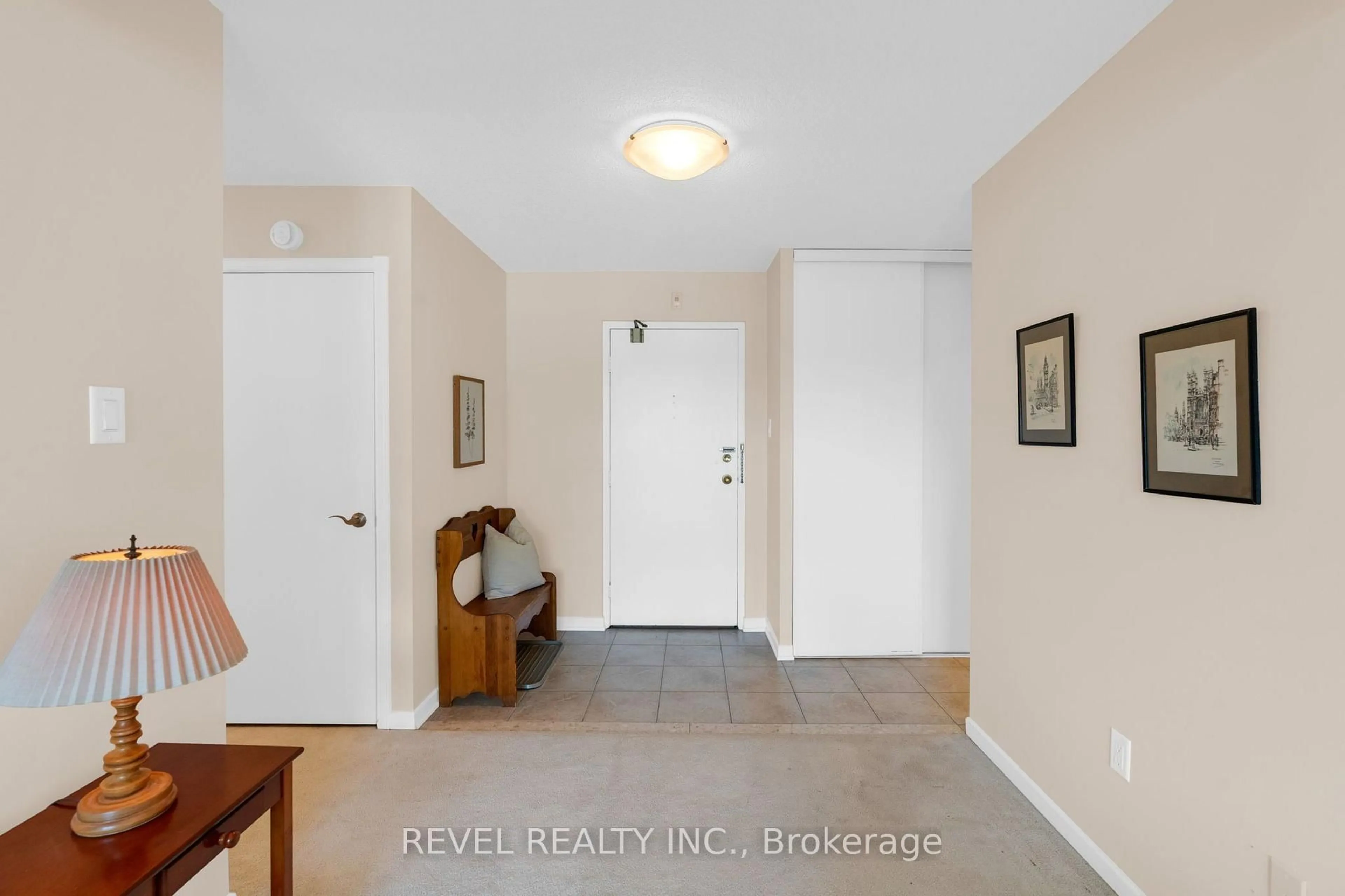 Indoor entryway for 181 COLLIER St #305, Barrie Ontario L4M 5L6