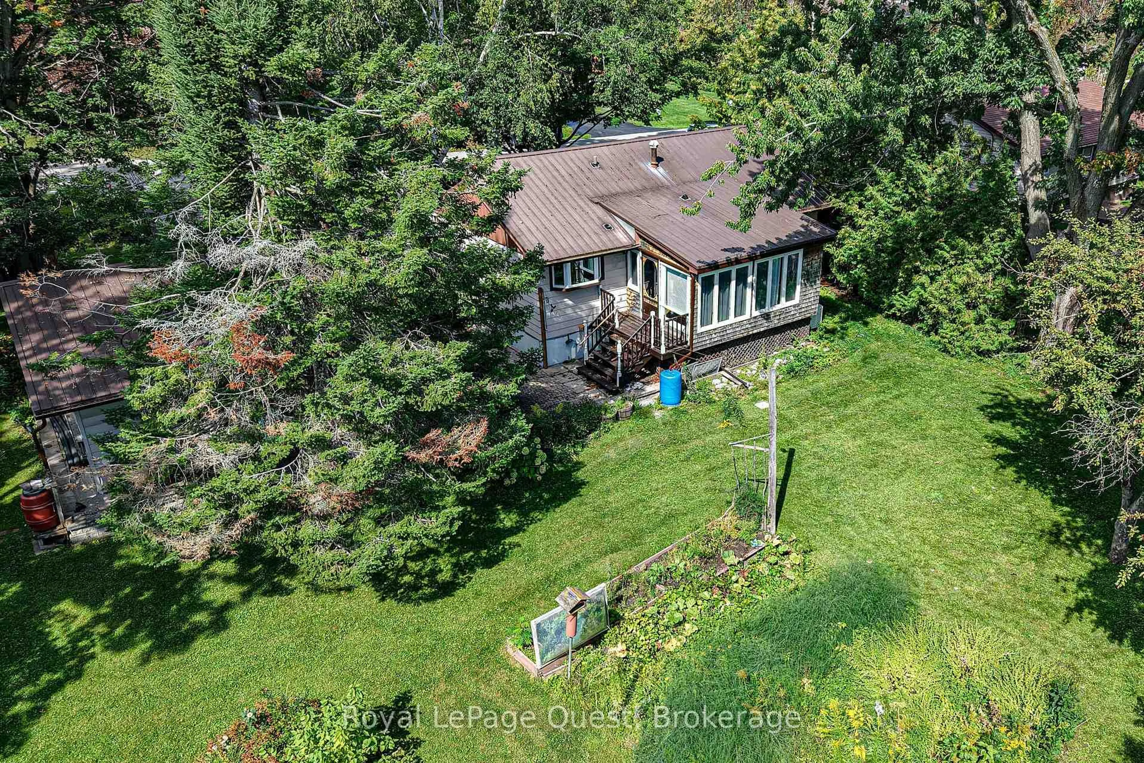 A pic from outside/outdoor area/front of a property/back of a property/a pic from drone, unknown for 17 Hughes Rd, Orillia Ontario L3V 2L9