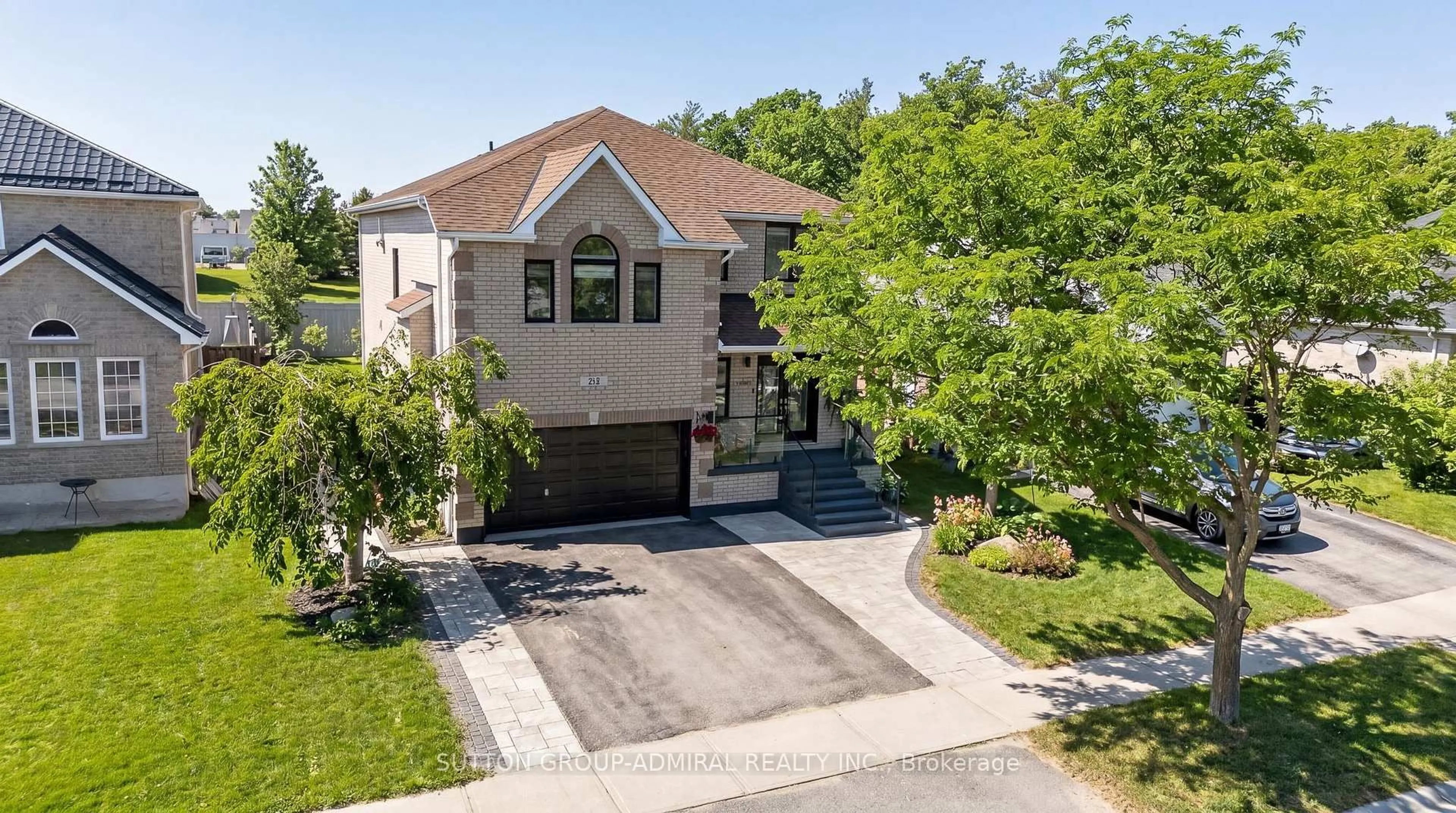 A pic from outside/outdoor area/front of a property/back of a property/a pic from drone, street for 62 Prince George Cres, Barrie Ontario L4N 0K9