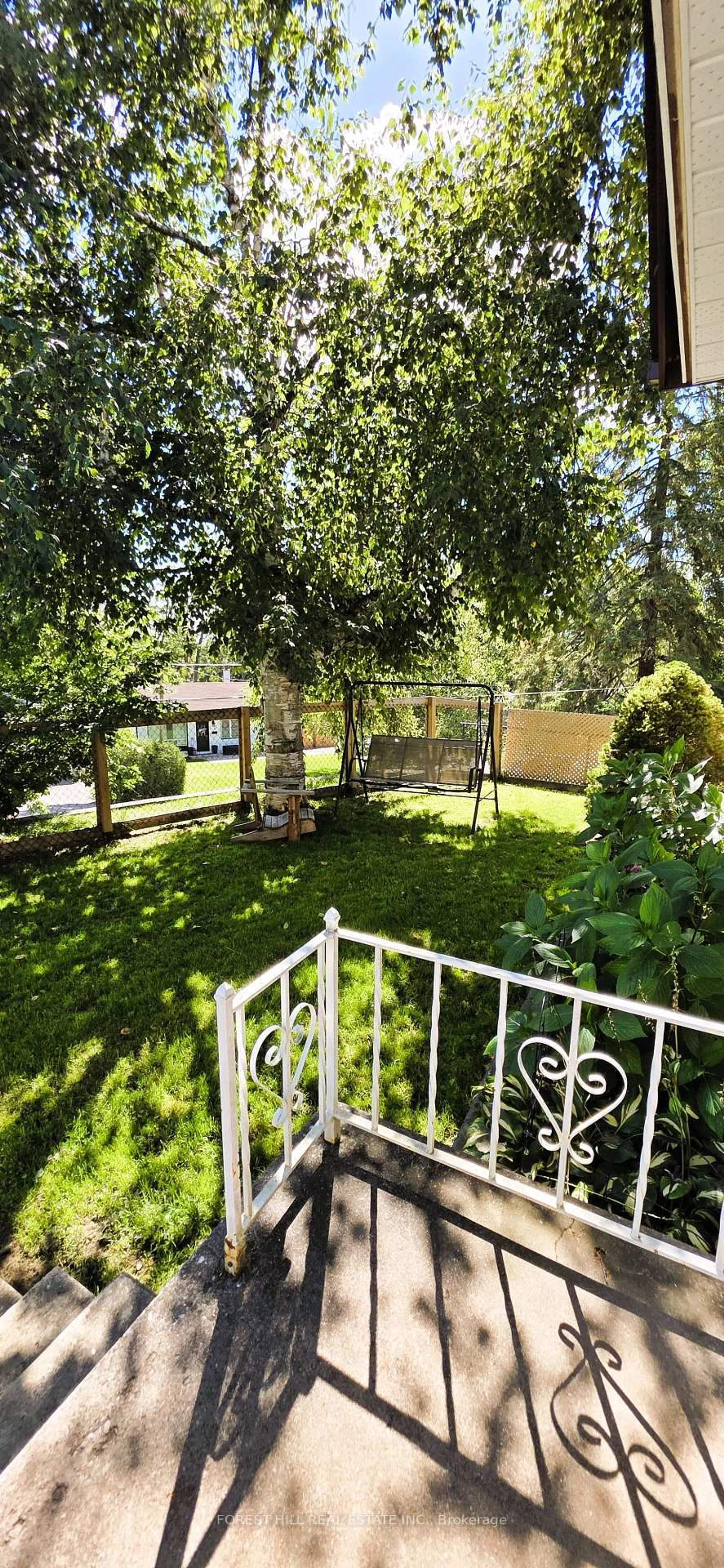 Patio, street for 4 Karen Cres, Orillia Ontario L3V 3H1