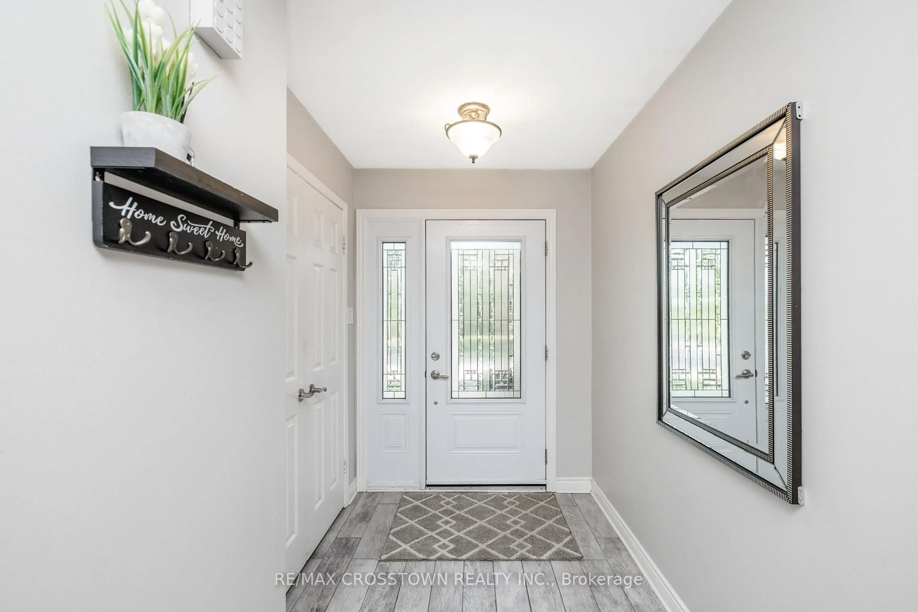 Indoor entryway for 63 Oakridge Dr, Barrie Ontario L4N 5N6