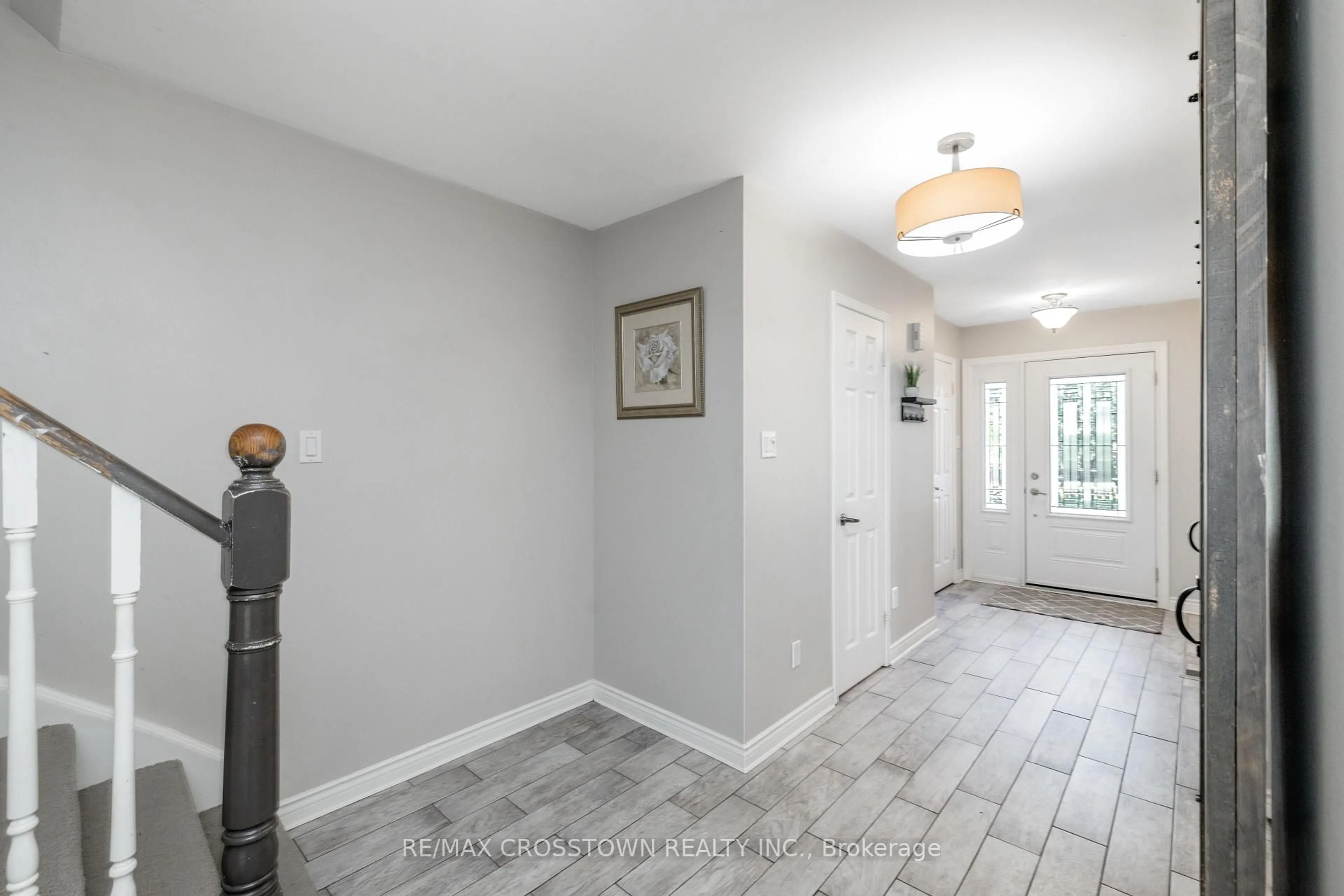 Indoor entryway for 63 Oakridge Dr, Barrie Ontario L4N 5N6