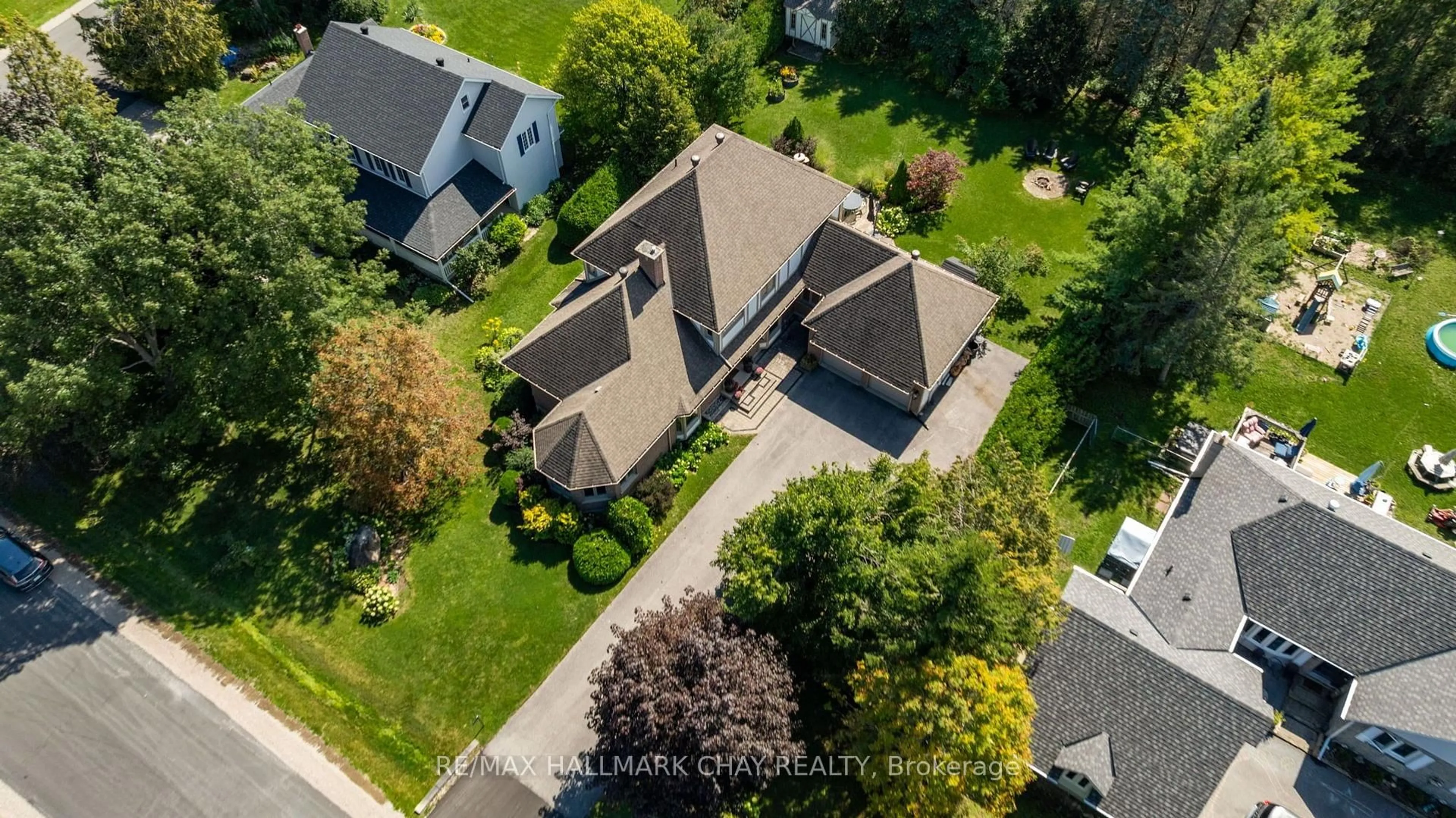 A pic from outside/outdoor area/front of a property/back of a property/a pic from drone, street for 9 Howard Dr, Oro-Medonte Ontario L0L 2E0
