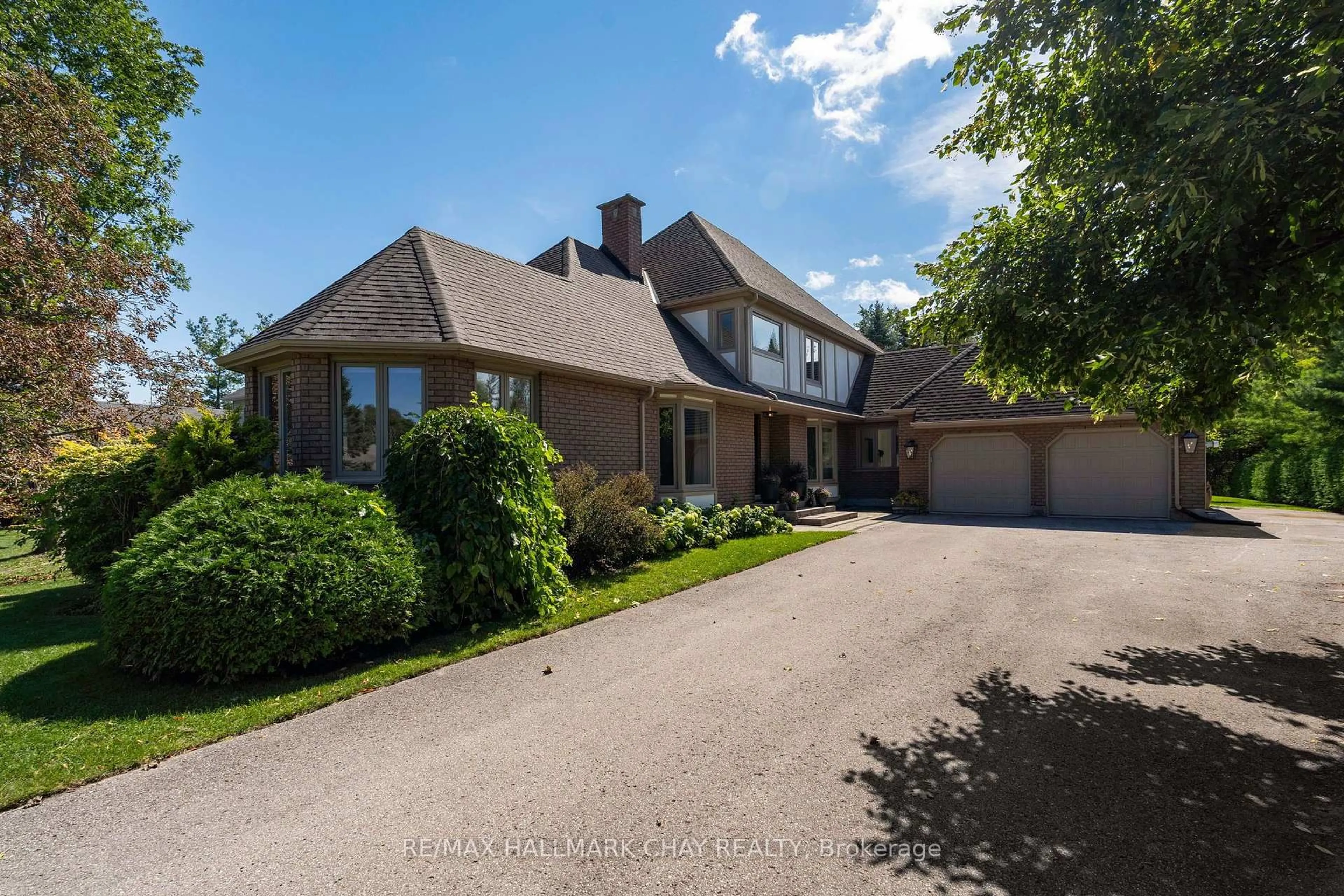A pic from outside/outdoor area/front of a property/back of a property/a pic from drone, street for 9 Howard Dr, Oro-Medonte Ontario L0L 2E0