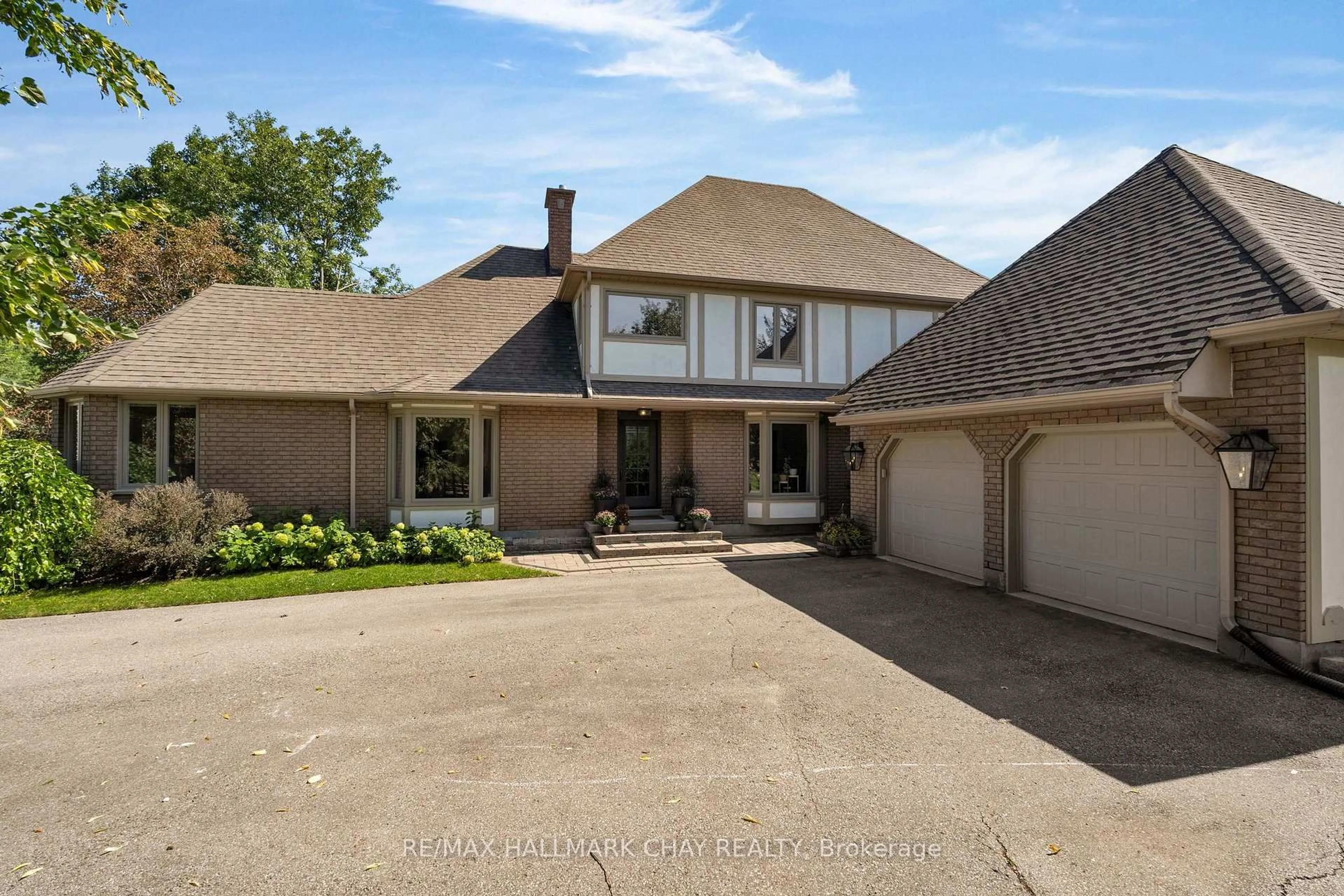 A pic from outside/outdoor area/front of a property/back of a property/a pic from drone, unknown for 9 Howard Dr, Oro-Medonte Ontario L0L 2E0