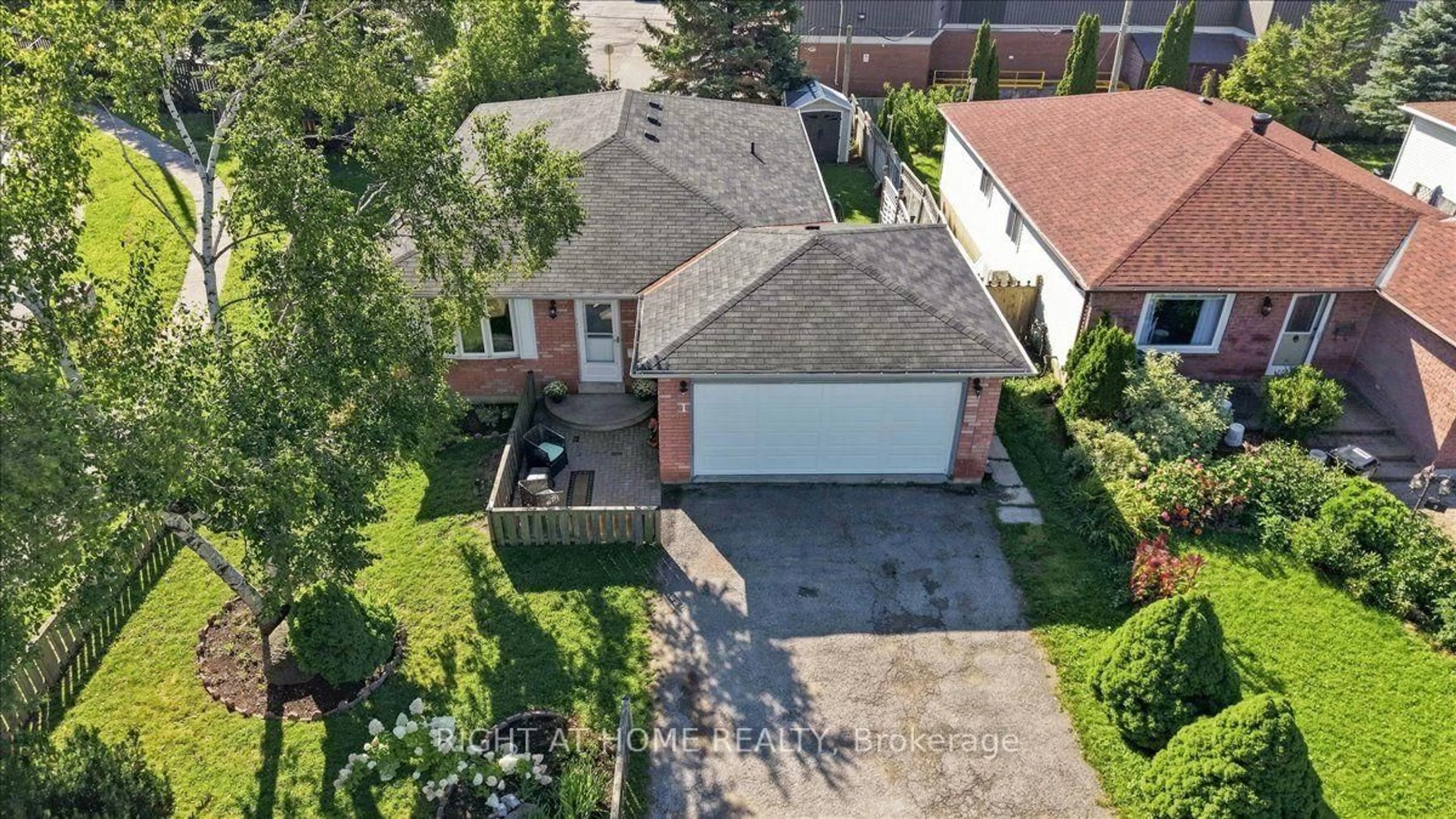 A pic from outside/outdoor area/front of a property/back of a property/a pic from drone, street for 1 Argyle Rd, Barrie Ontario L4N 6P9