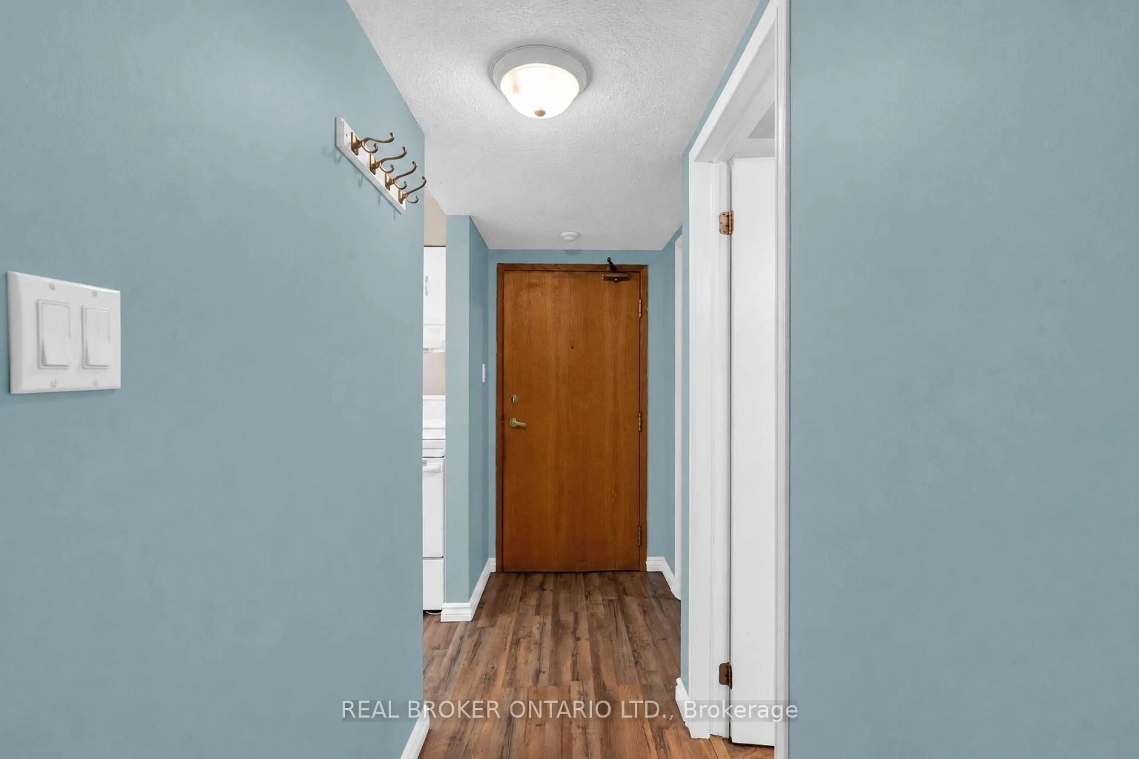 Indoor entryway for 25 Meadow Lane #206, Barrie Ontario L4N 7K2