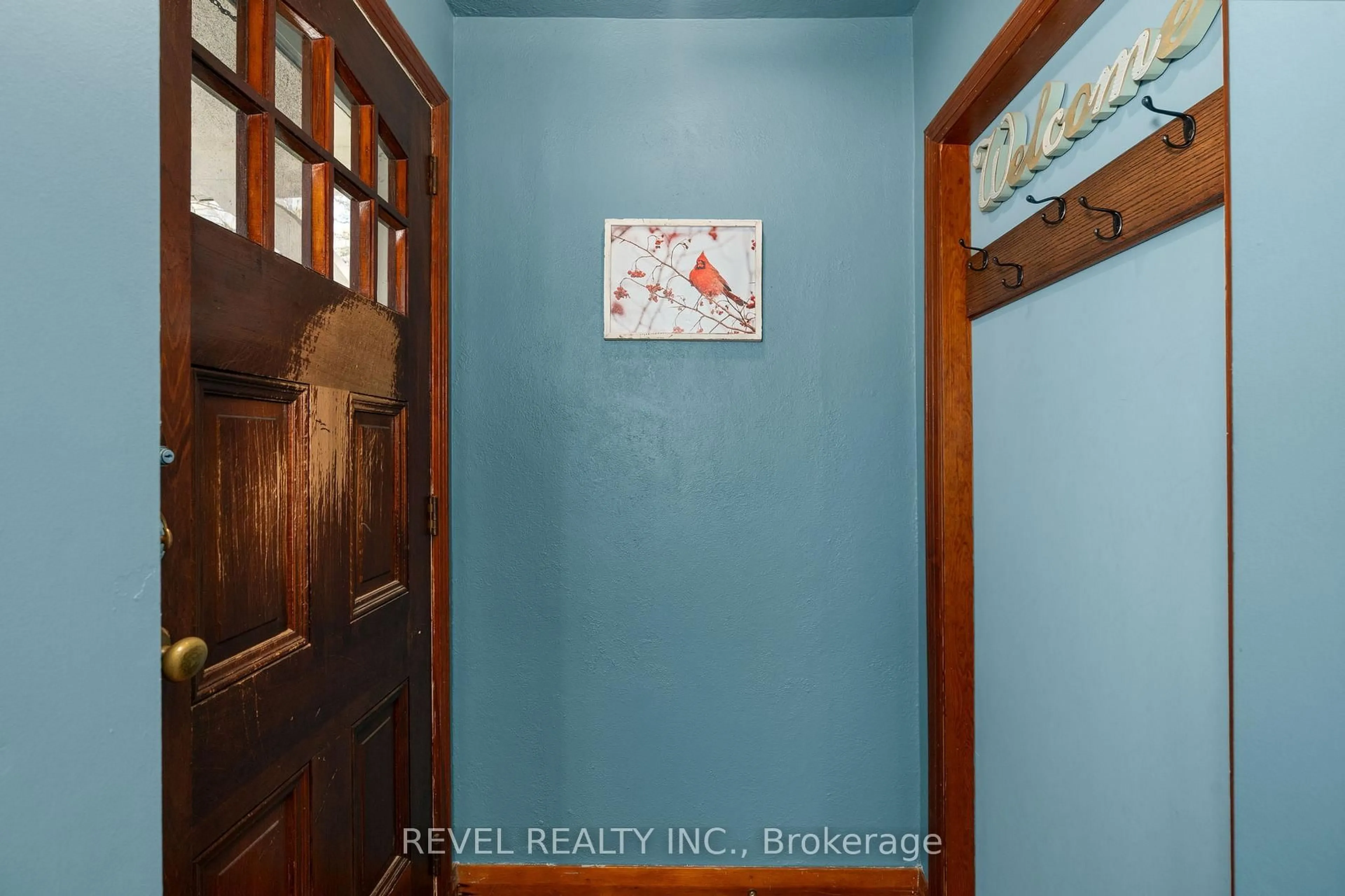 Indoor entryway for 2940 Old Second Rd, Springwater Ontario L9X 1P6