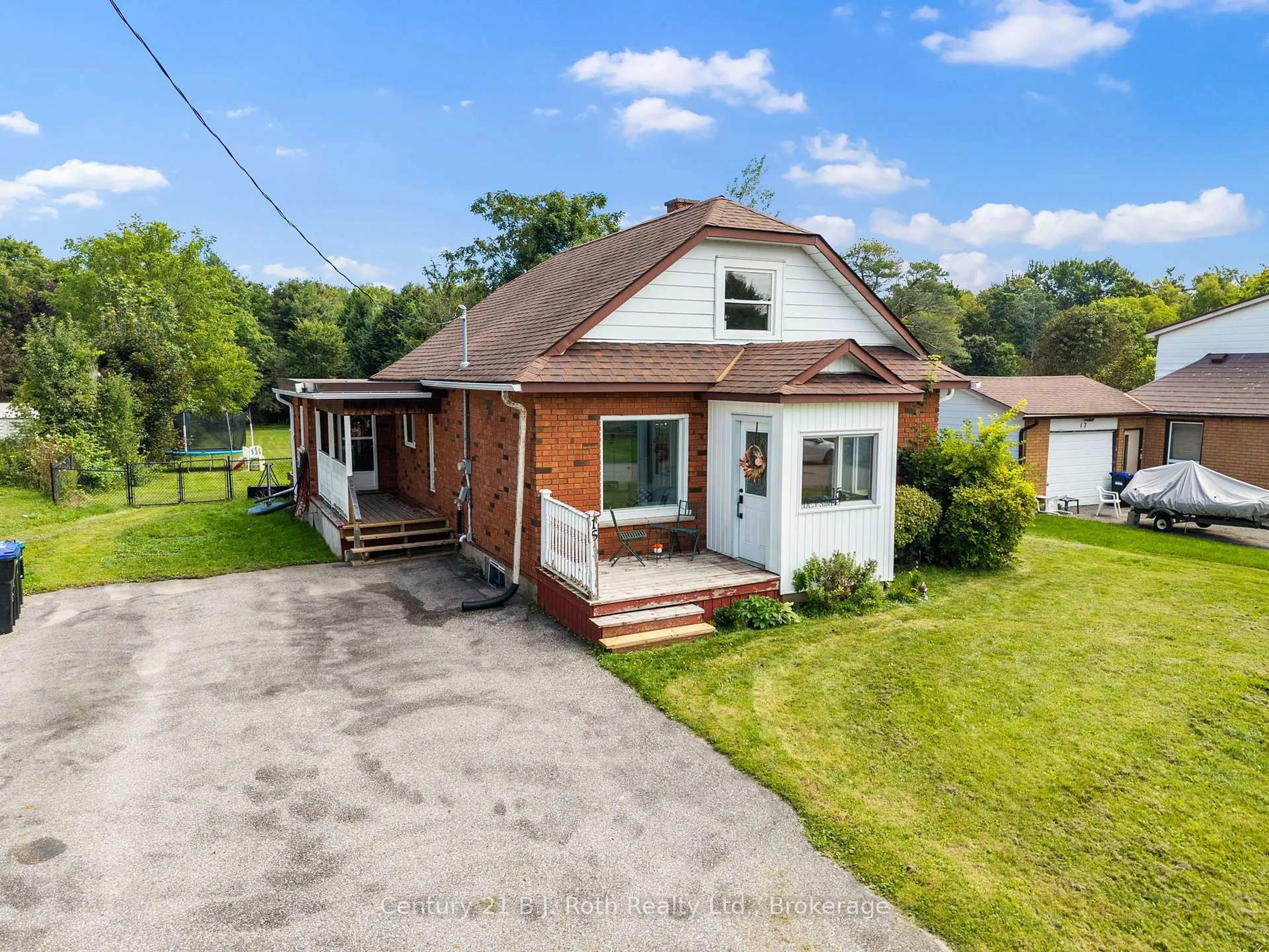 A pic from outside/outdoor area/front of a property/back of a property/a pic from drone, street for 15 Lucy St, Penetanguishene Ontario L9M 1K7