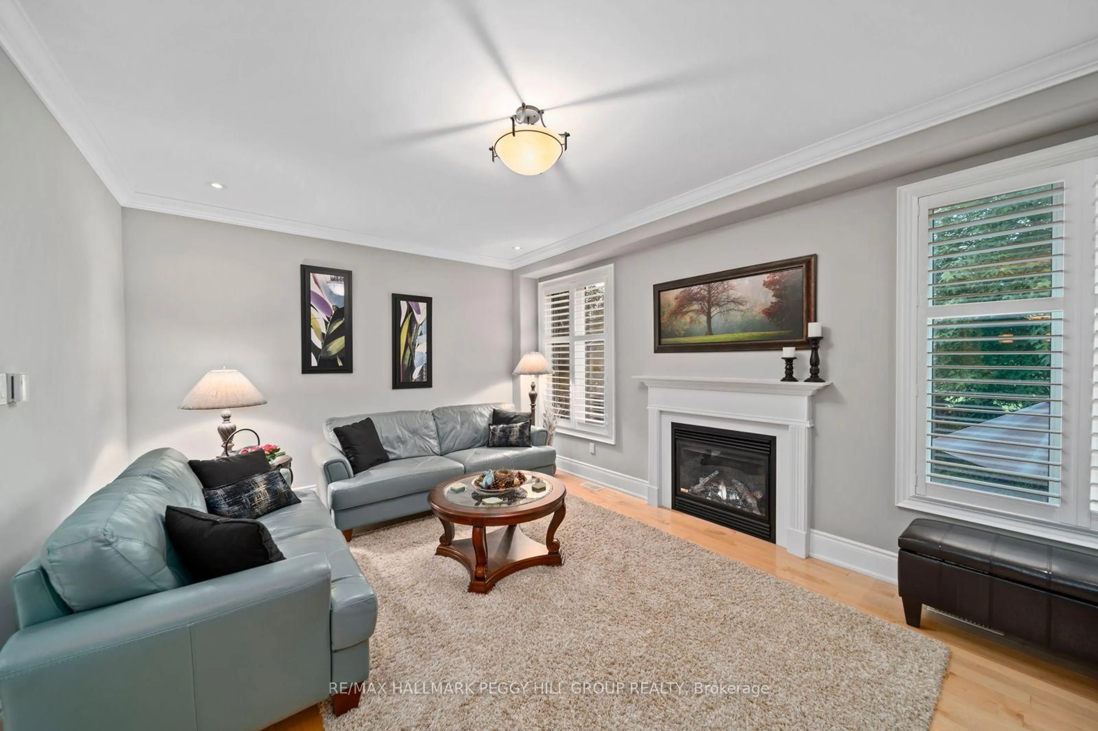 Living room with furniture, unknown for 36 Auburn Crt, Barrie Ontario L4N 6G9
