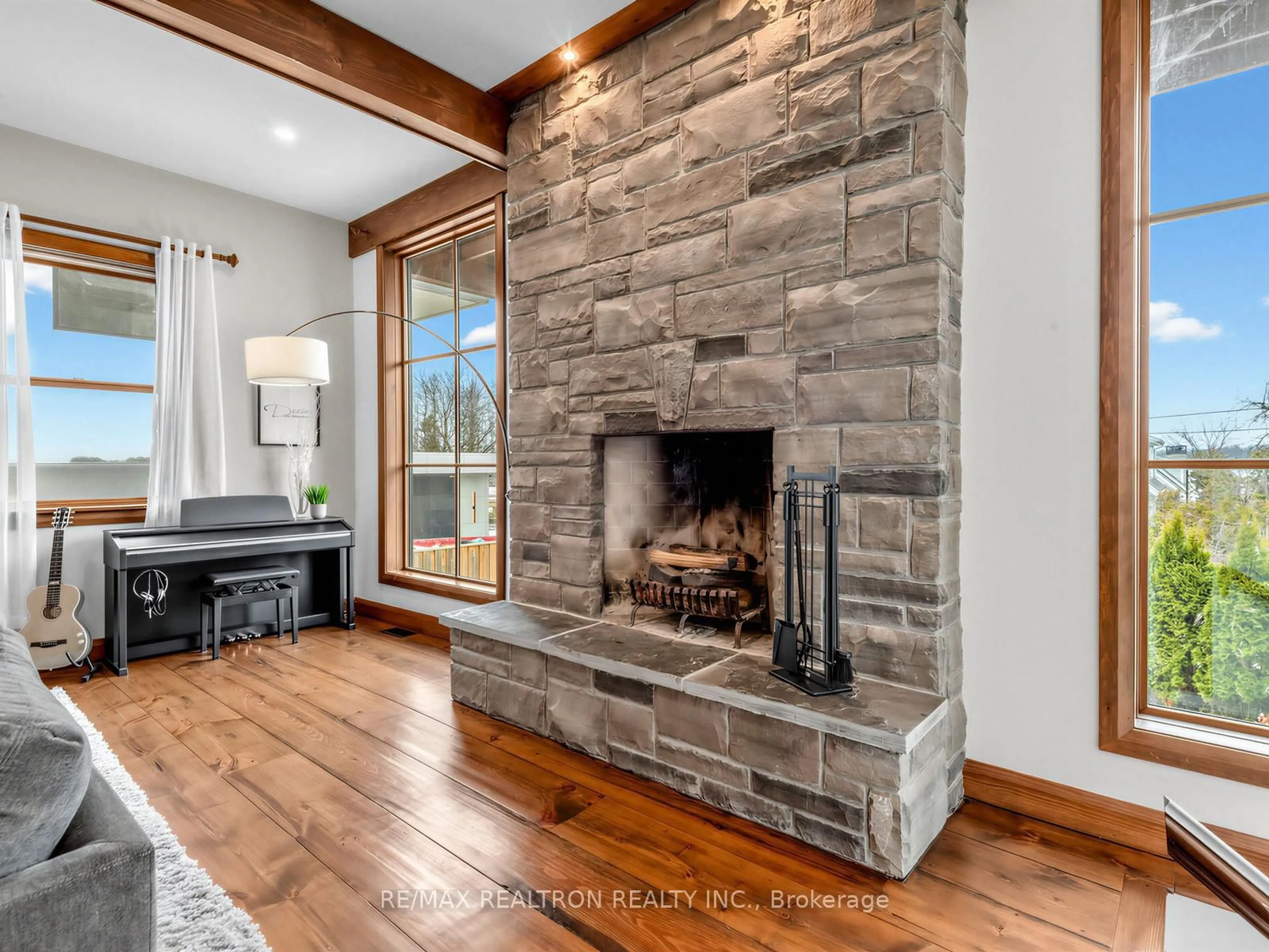Indoor entryway for 49 Gray Lane, Barrie Ontario L4N 7T1