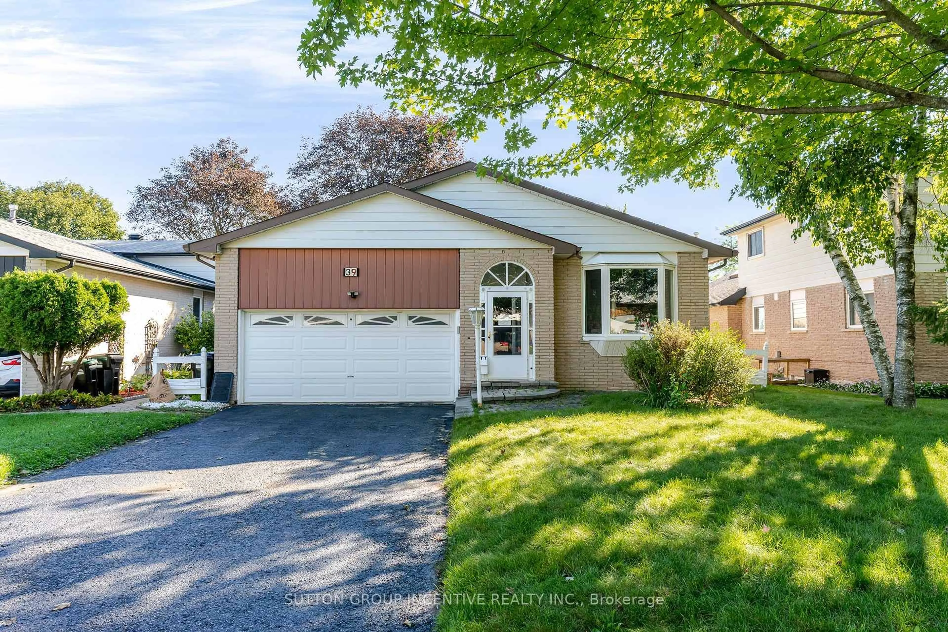 Home with vinyl exterior material, street for 39 Carol Rd, Barrie Ontario L4N 3P6