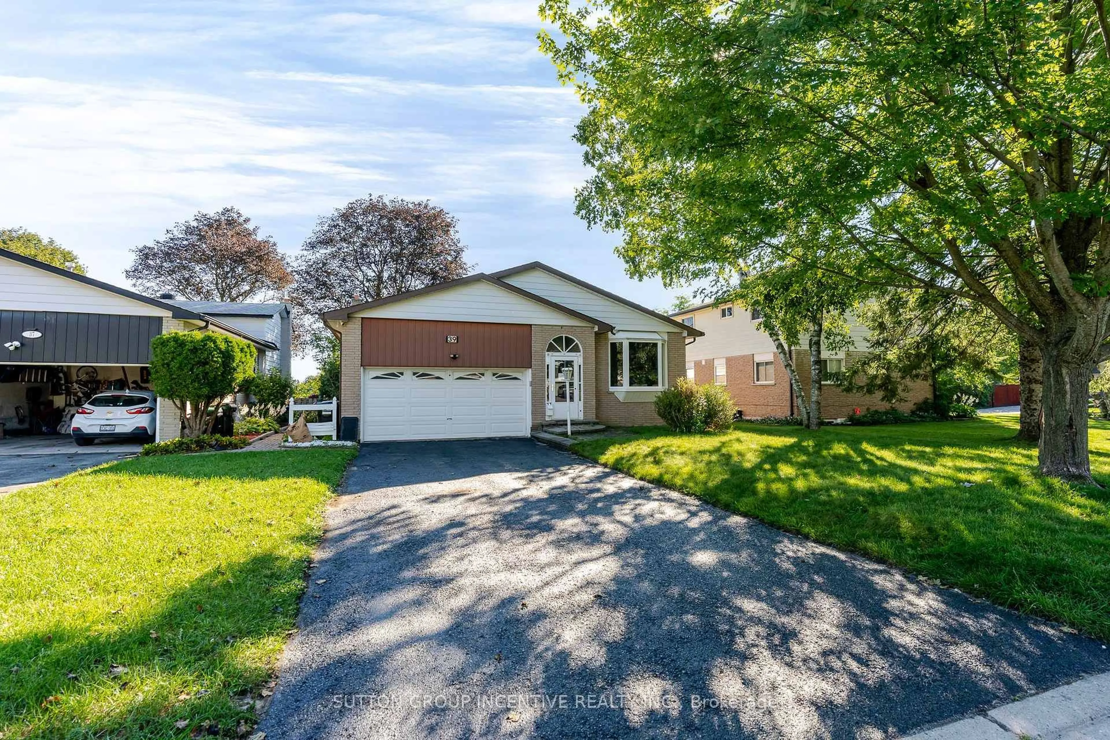 Home with vinyl exterior material, street for 39 Carol Rd, Barrie Ontario L4N 3P6