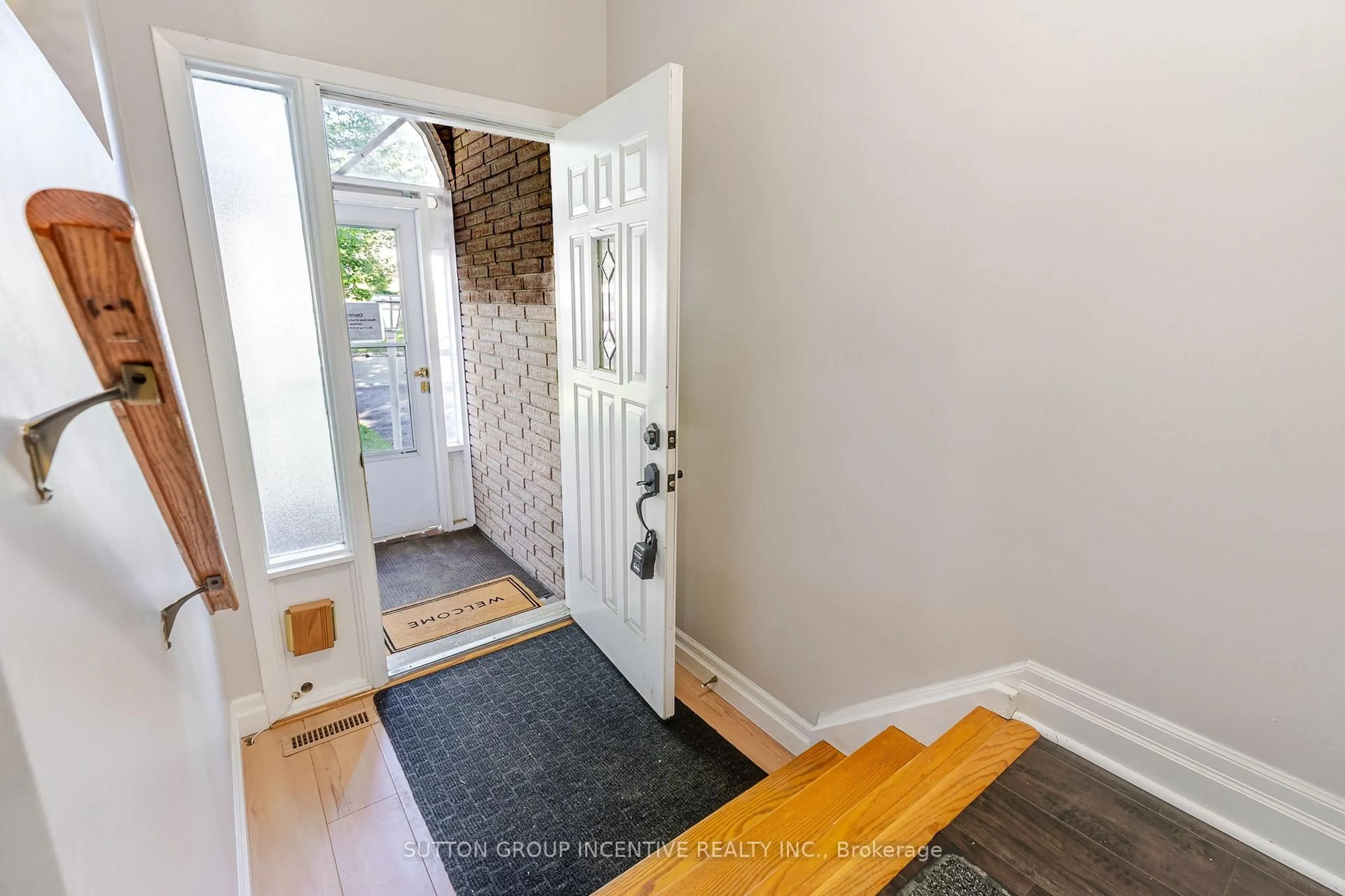 Indoor entryway for 39 Carol Rd, Barrie Ontario L4N 3P6