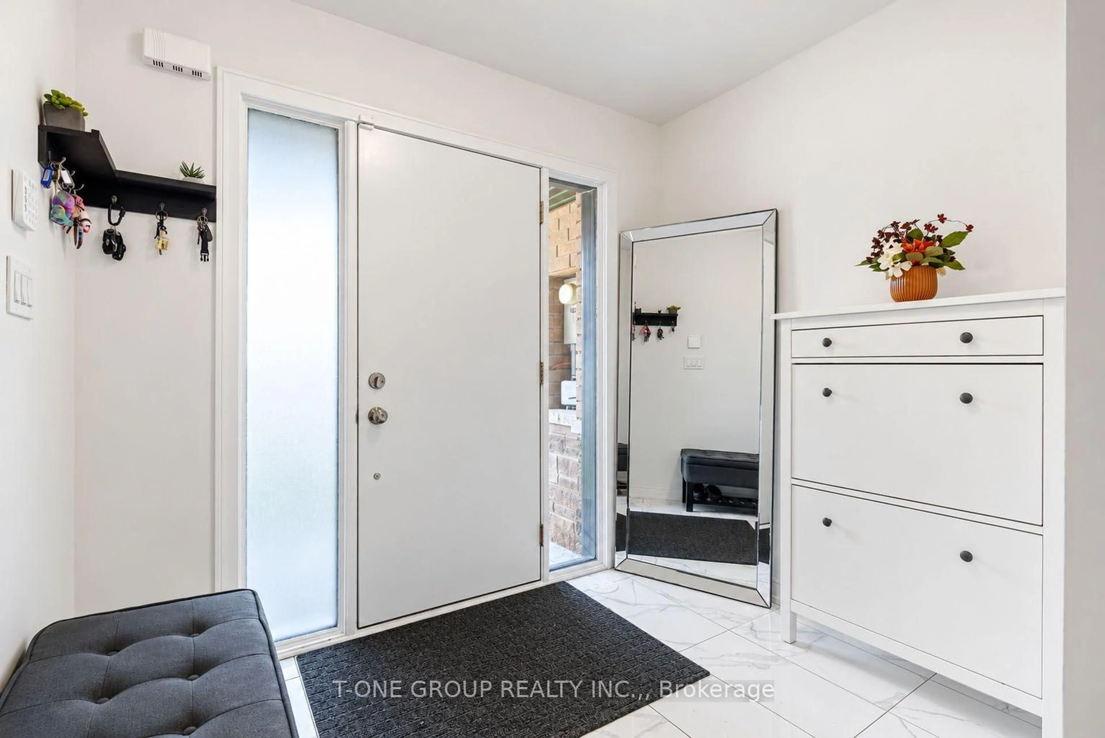 Indoor entryway for 148 Blue Forest Cres, Barrie Ontario L9J 0N5