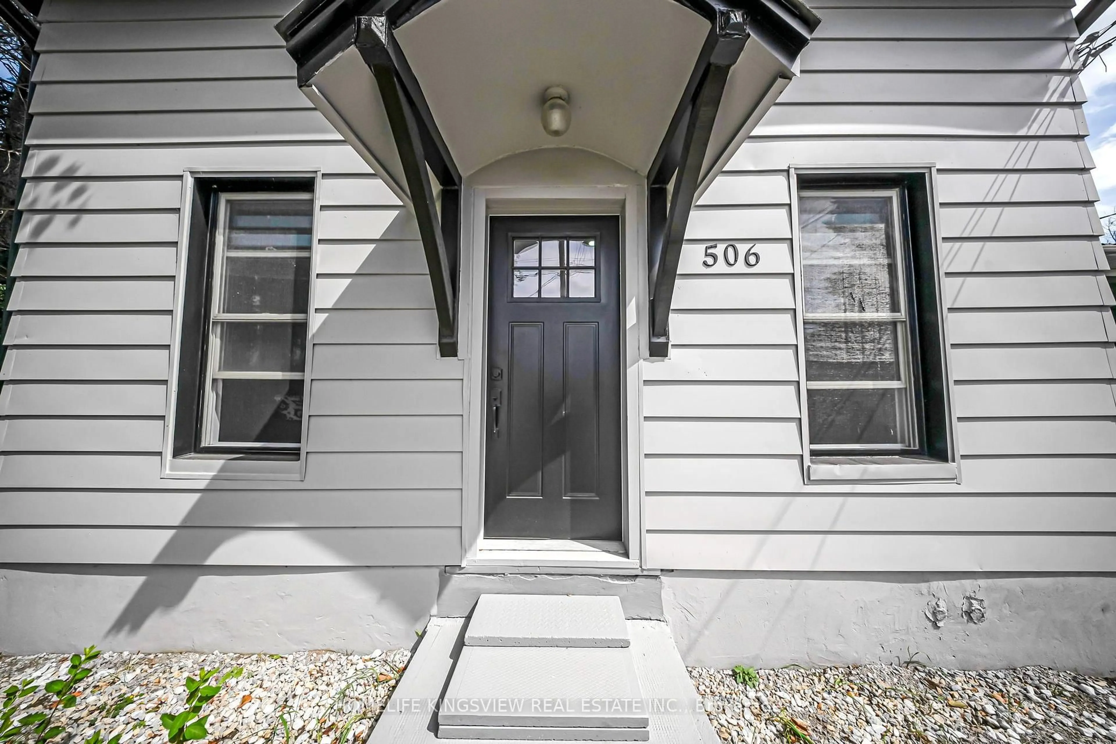 Indoor entryway for 506 West St, Orillia Ontario L3V 5H5