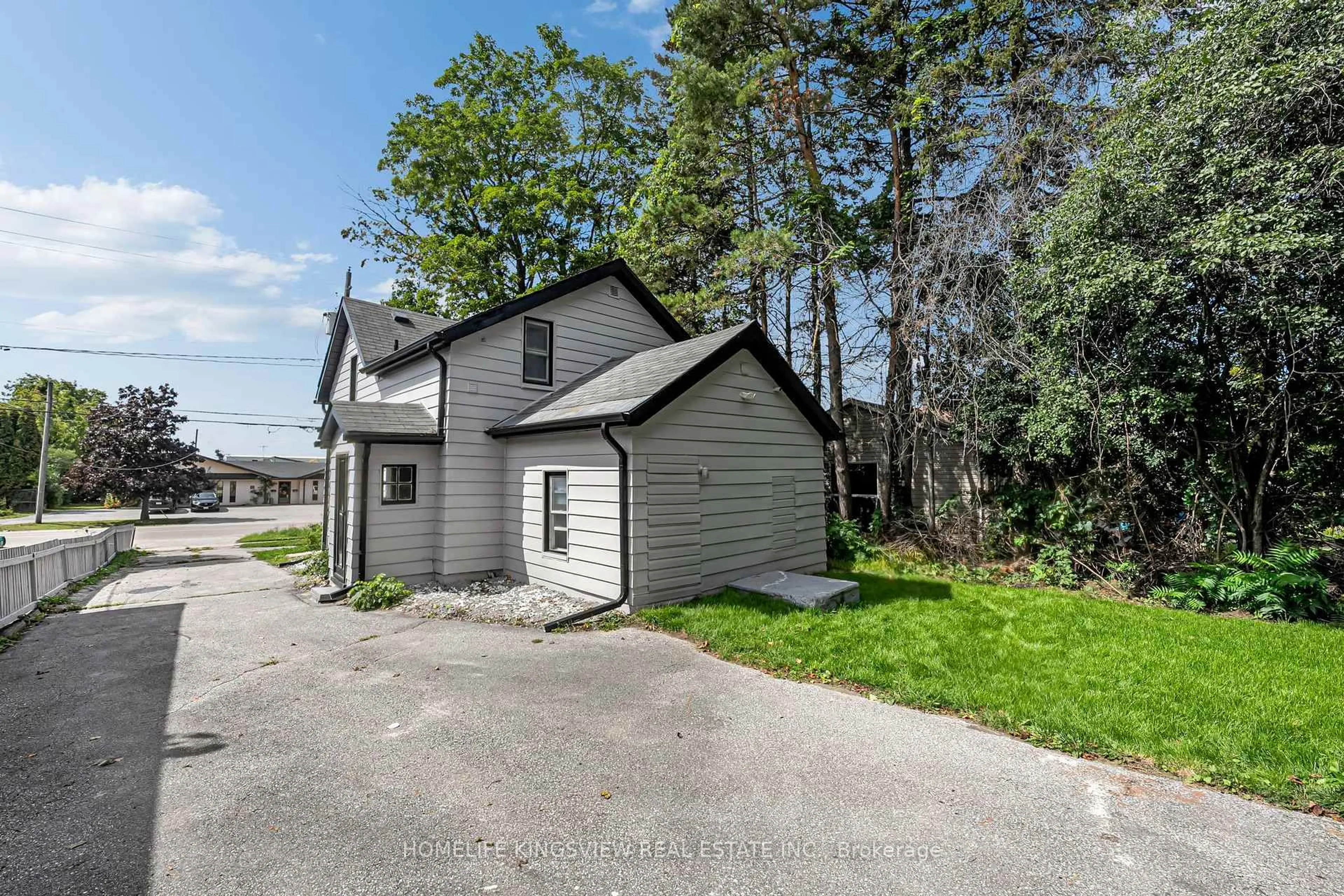 A pic from outside/outdoor area/front of a property/back of a property/a pic from drone, street for 506 West St, Orillia Ontario L3V 5H5