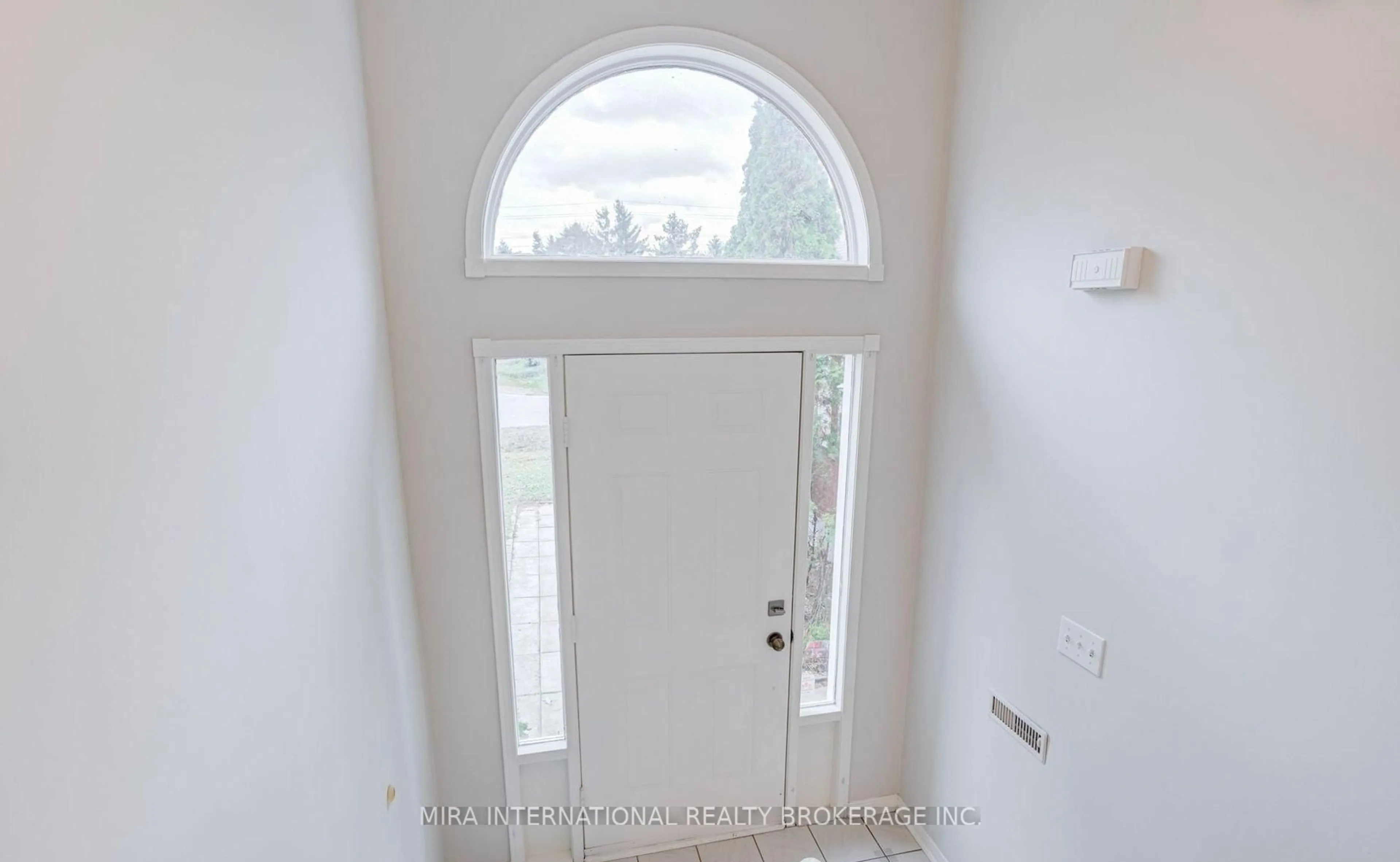 Indoor entryway for 25 Leo Blvd, Wasaga Beach Ontario L9Z 1C7