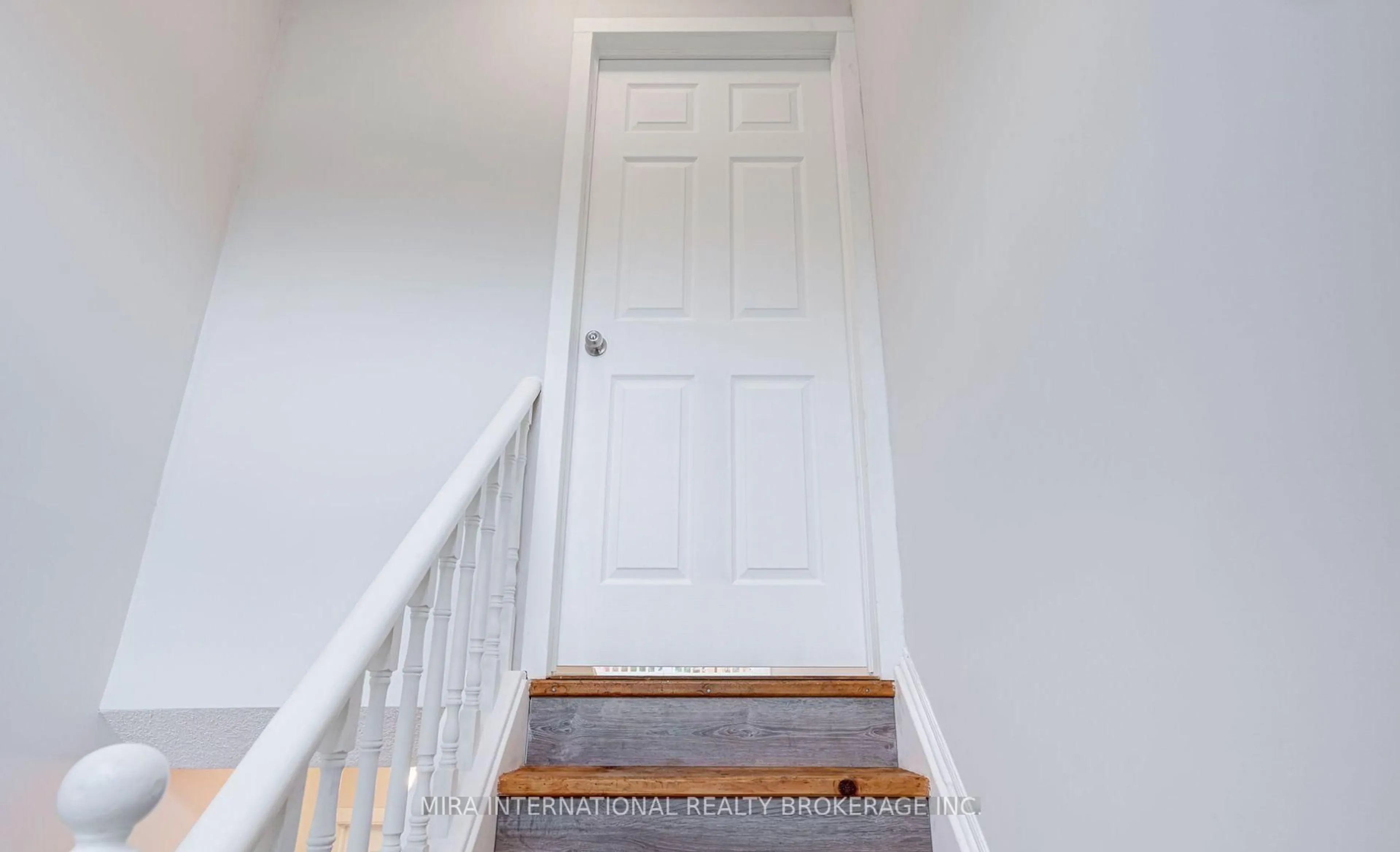 Indoor entryway for 25 Leo Blvd, Wasaga Beach Ontario L9Z 1C7