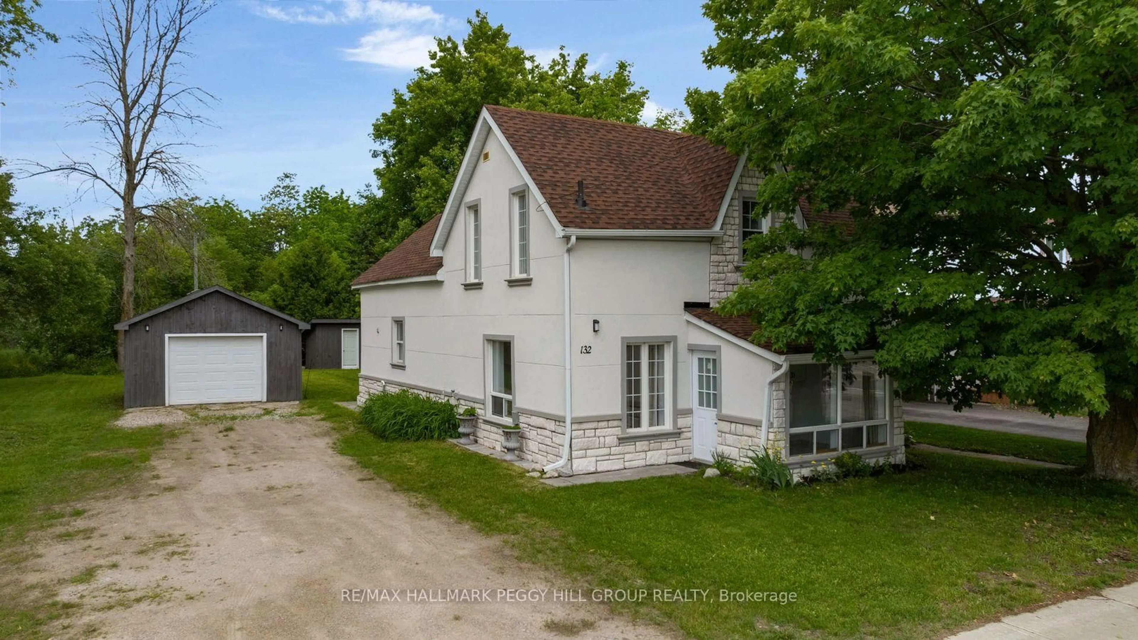 A pic from outside/outdoor area/front of a property/back of a property/a pic from drone, street for 132 Queen St, Springwater Ontario L0L 1P0