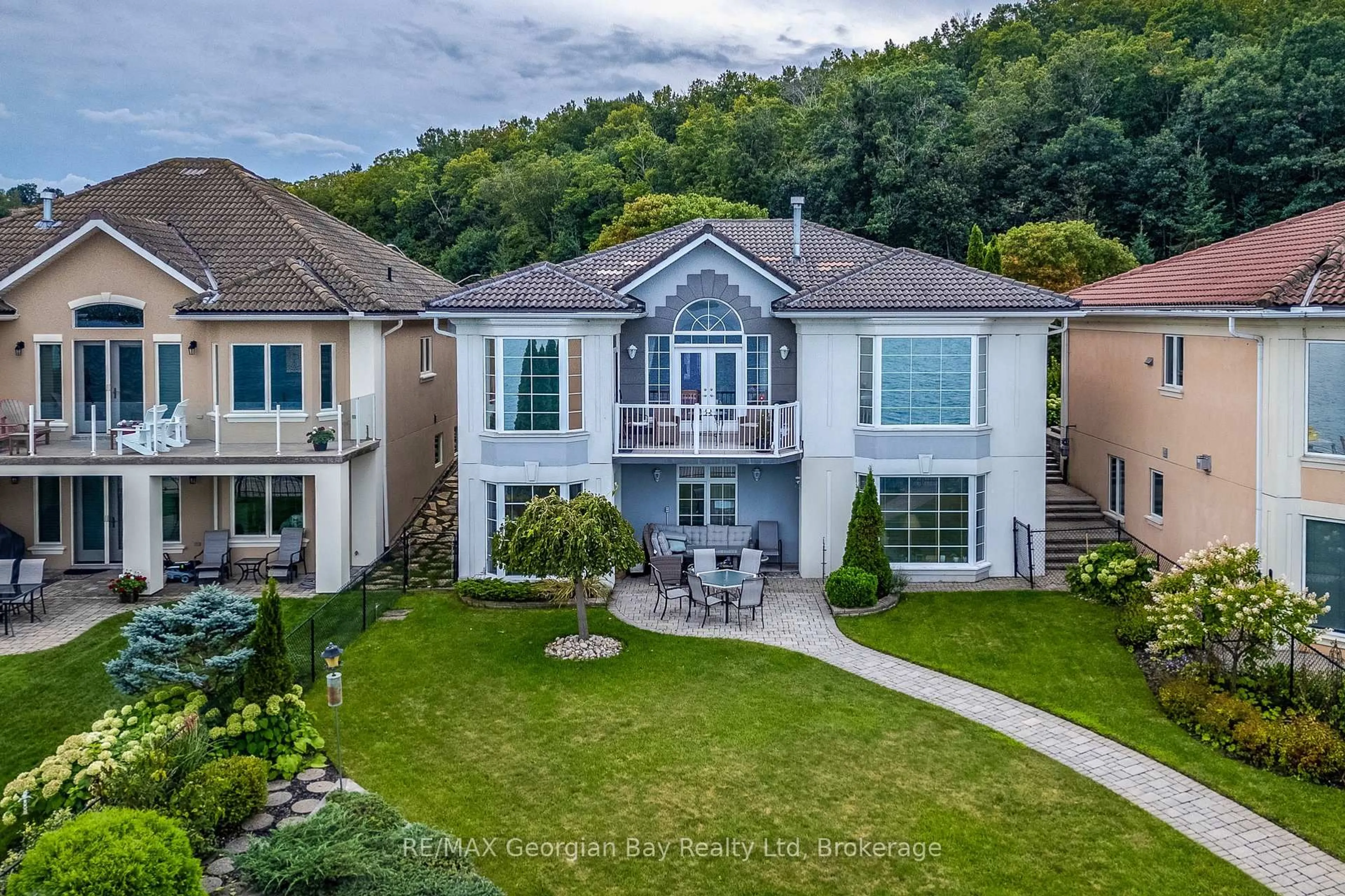 A pic from outside/outdoor area/front of a property/back of a property/a pic from drone, mountain view for 507 Aberdeen Blvd, Midland Ontario L4R 5L9