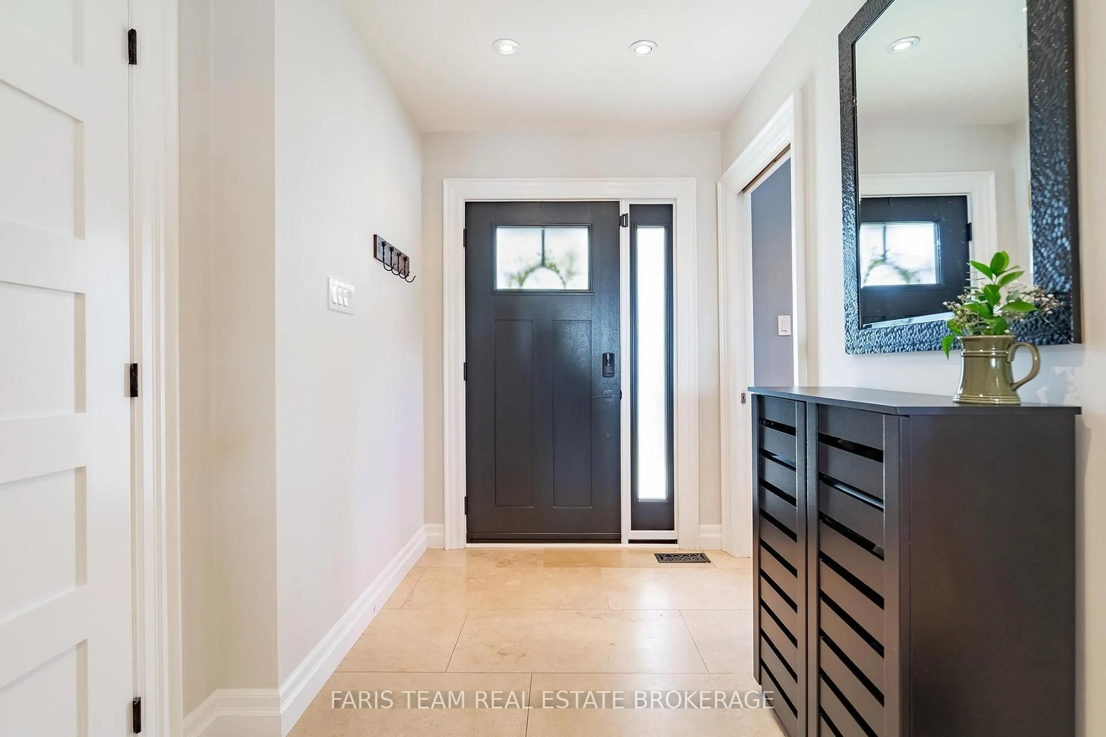 Indoor entryway for 2 Agnes St, Oro-Medonte Ontario L0K 1N0