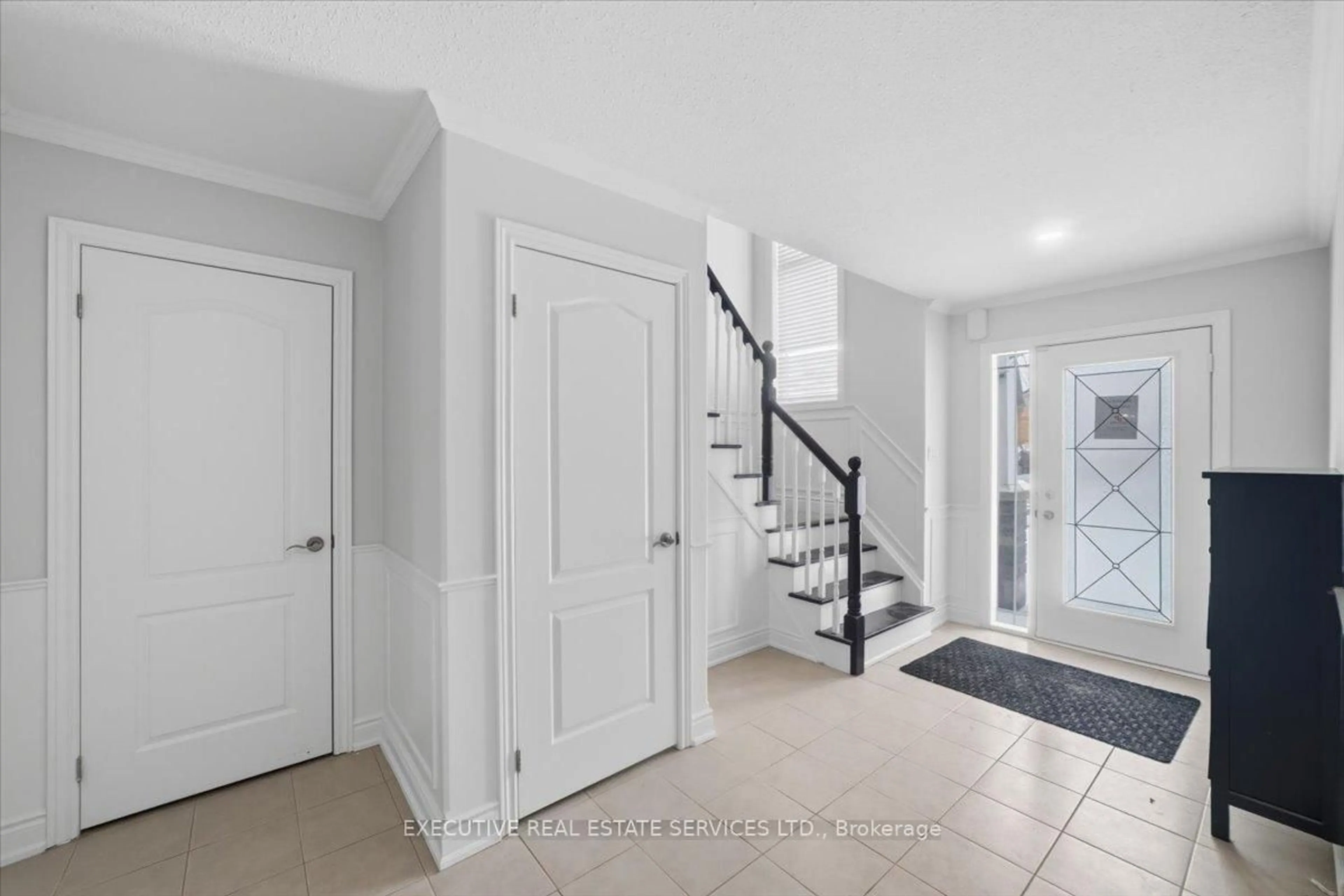 Indoor entryway for 3063 Emperor Dr, Orillia Ontario L3V 0G4