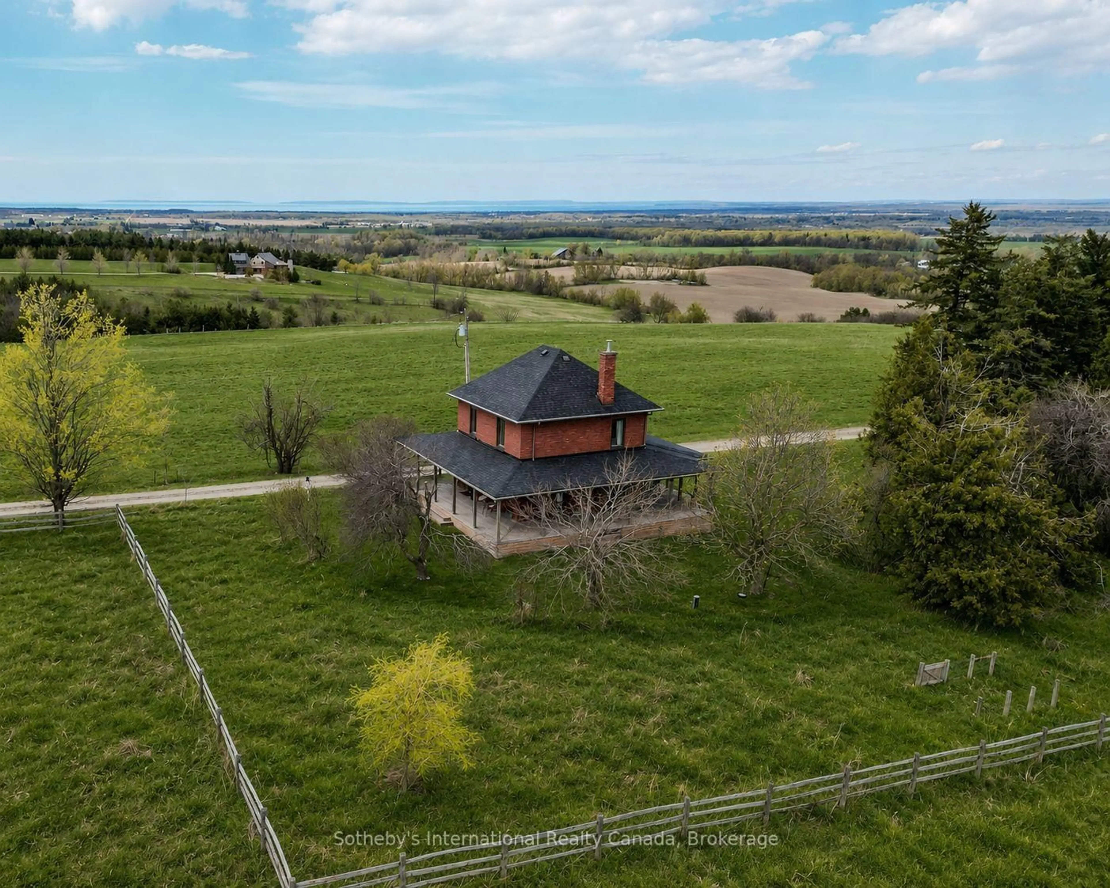 A pic from outside/outdoor area/front of a property/back of a property/a pic from drone, building for 1943 Fairgrounds Rd, Clearview Ontario L0M 1G0