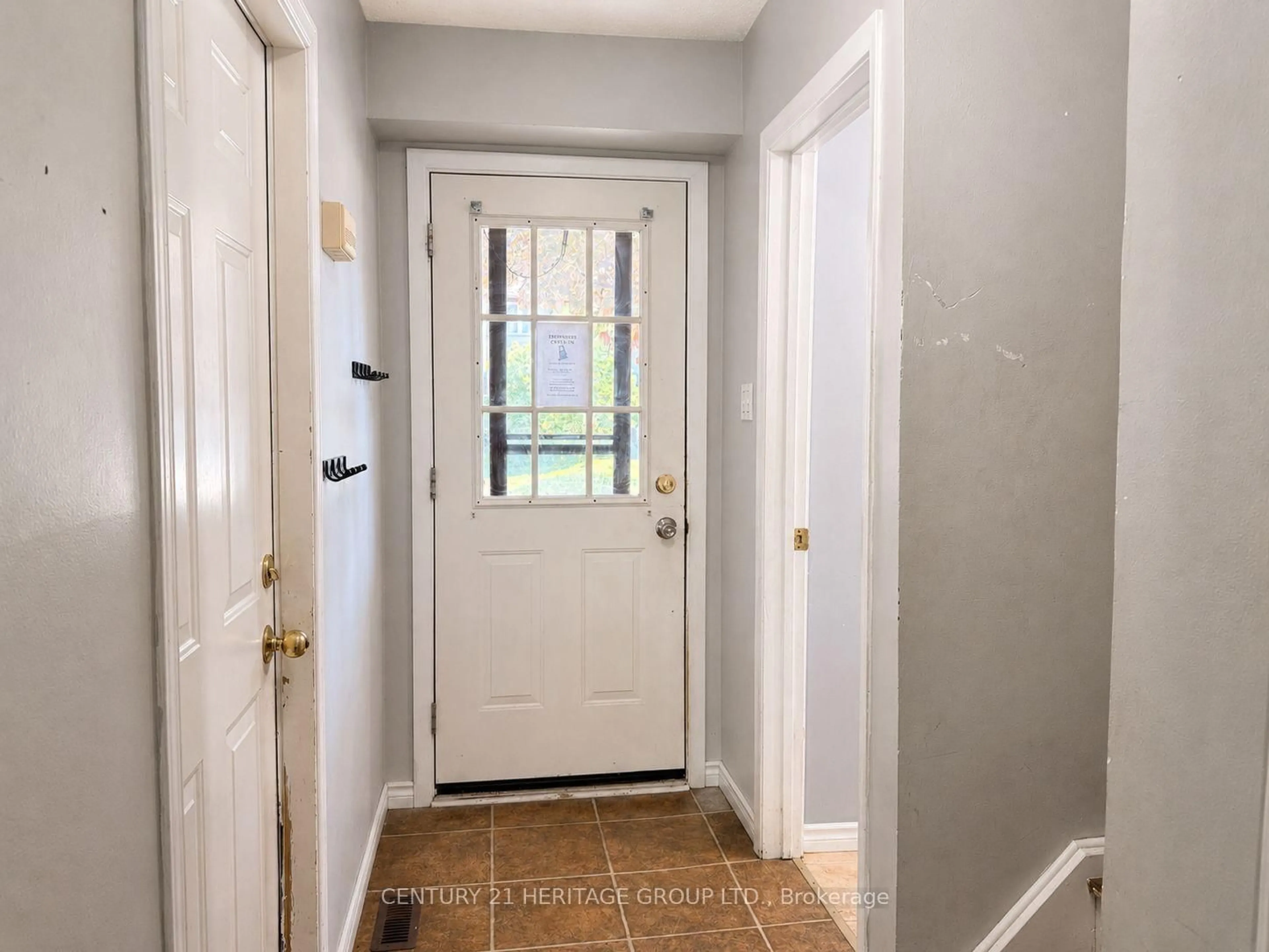 Indoor entryway for 441 Barrie Rd #7, Orillia Ontario L3V 6T9