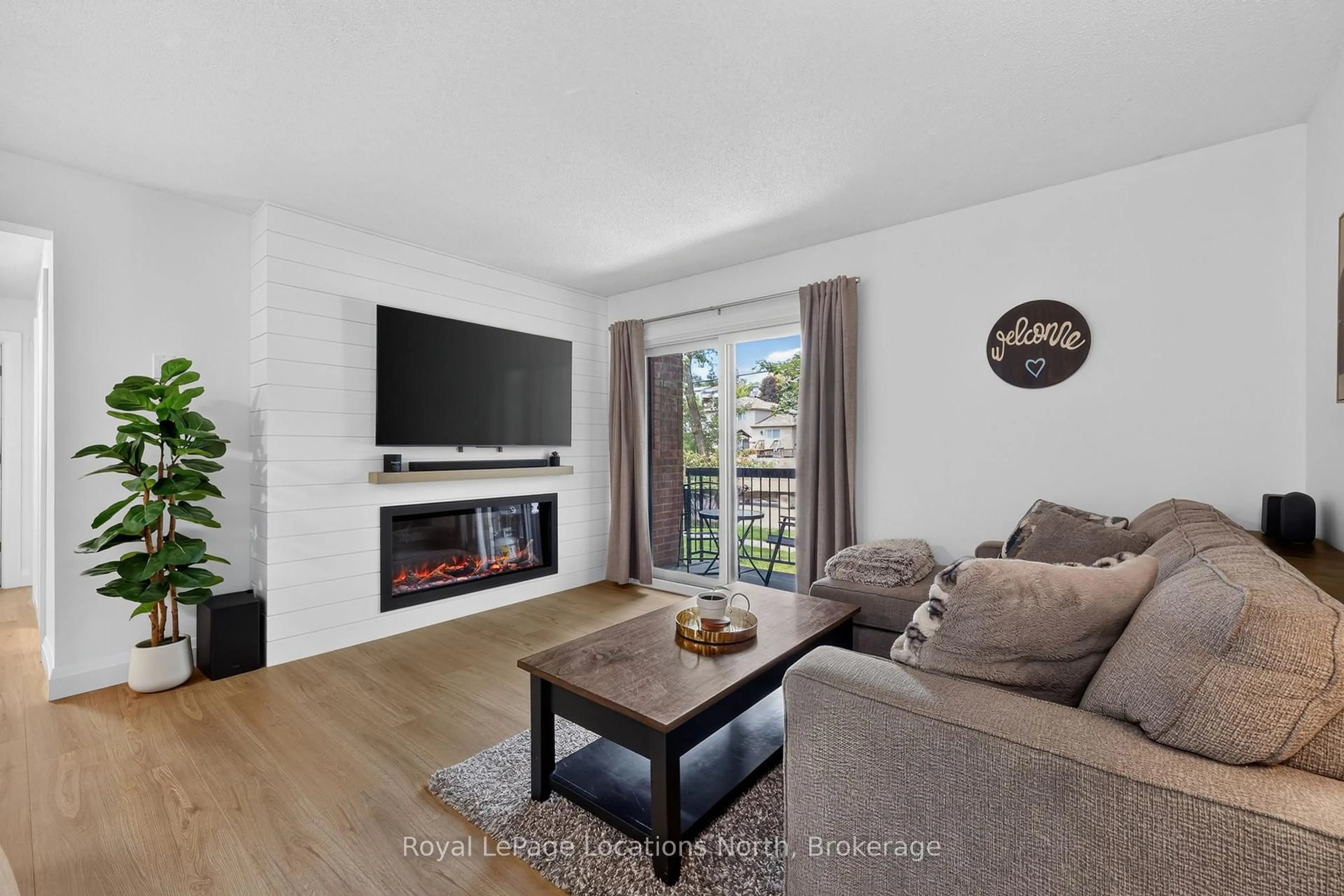 Living room with furniture, wood/laminate floor for 163 Edgehill Dr #D7, Barrie Ontario L4N 1L9