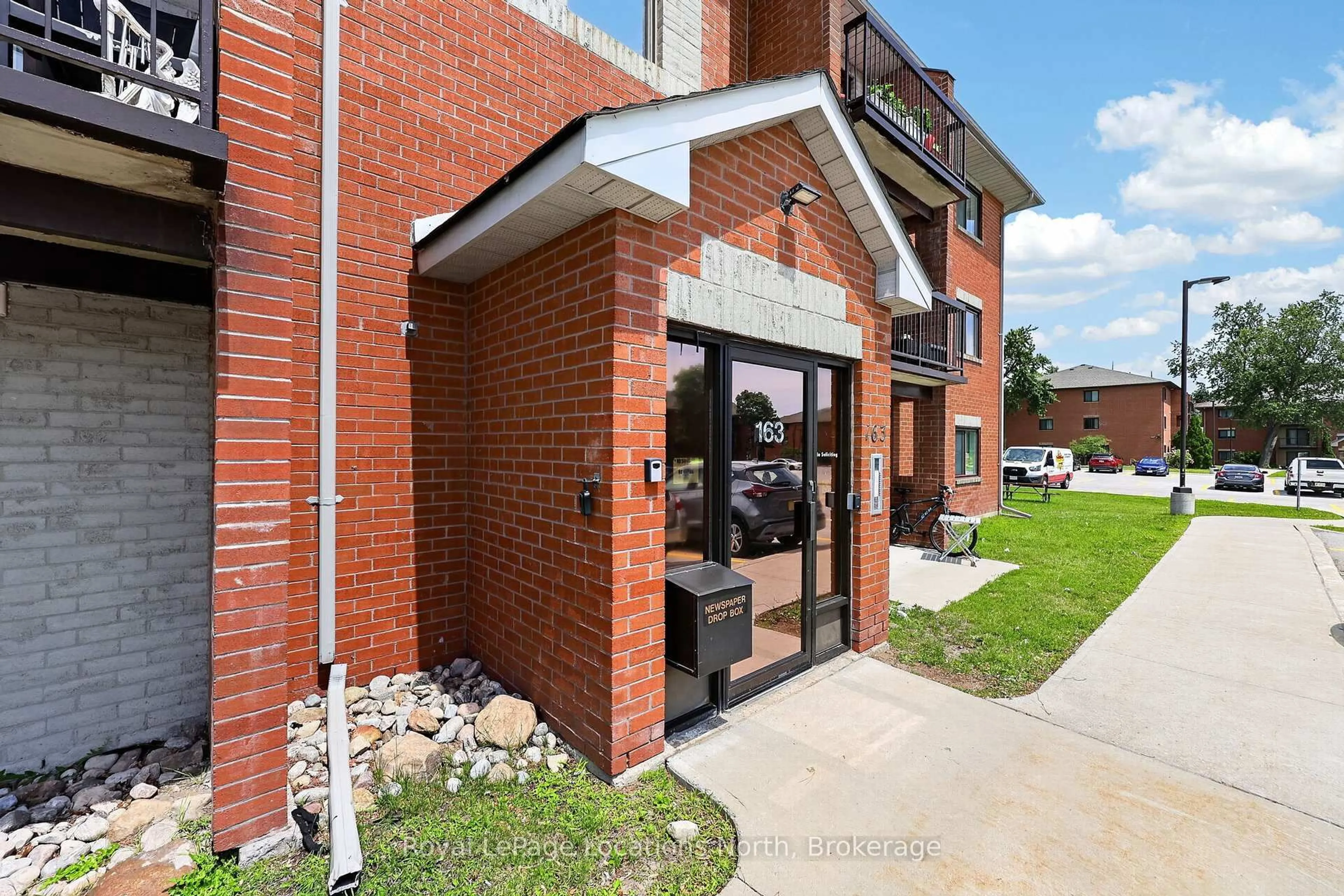 Home with brick exterior material, building for 163 Edgehill Dr #D7, Barrie Ontario L4N 1L9
