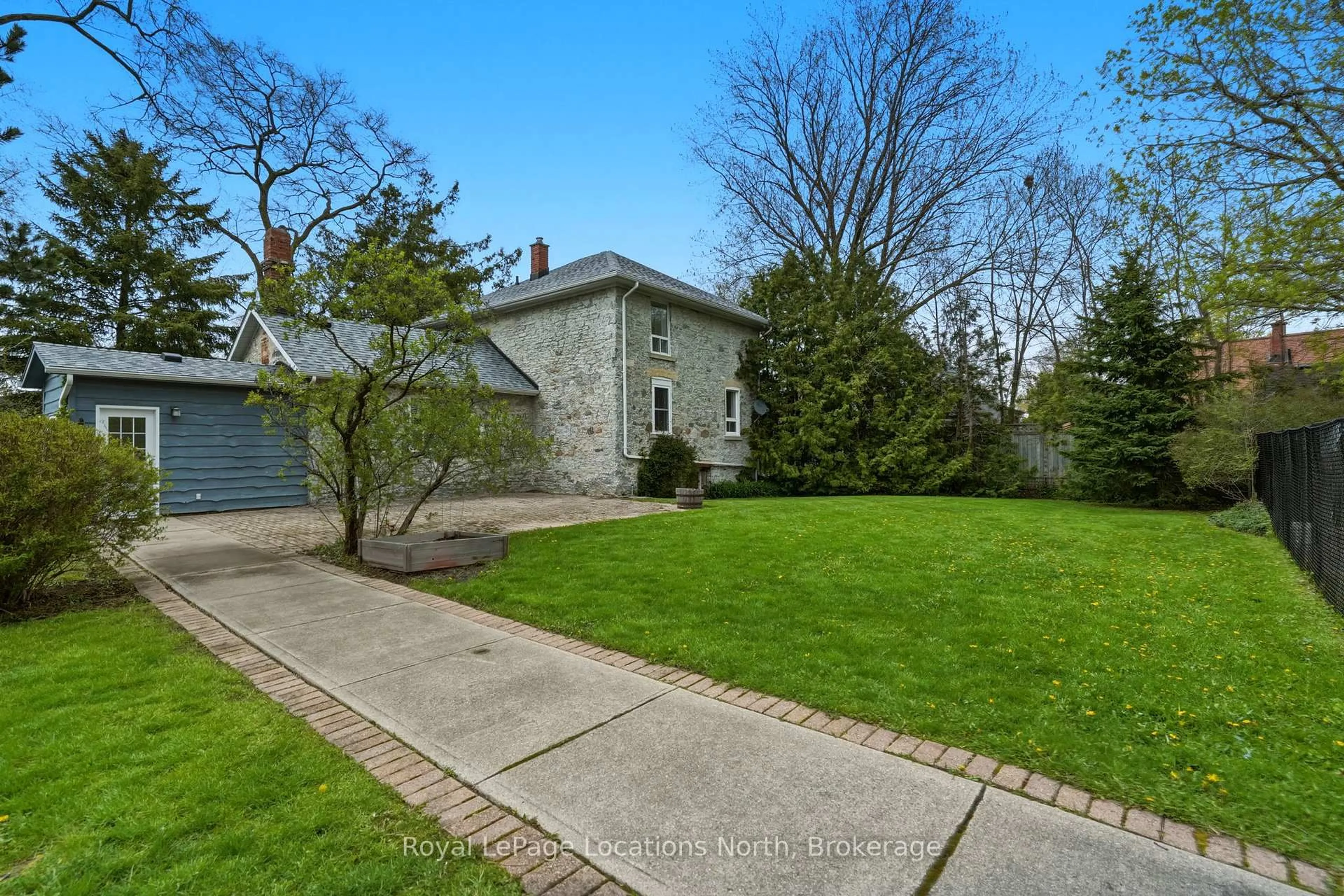 A pic from outside/outdoor area/front of a property/back of a property/a pic from drone, street for 562 Cameron St, Collingwood Ontario L9Y 2J3