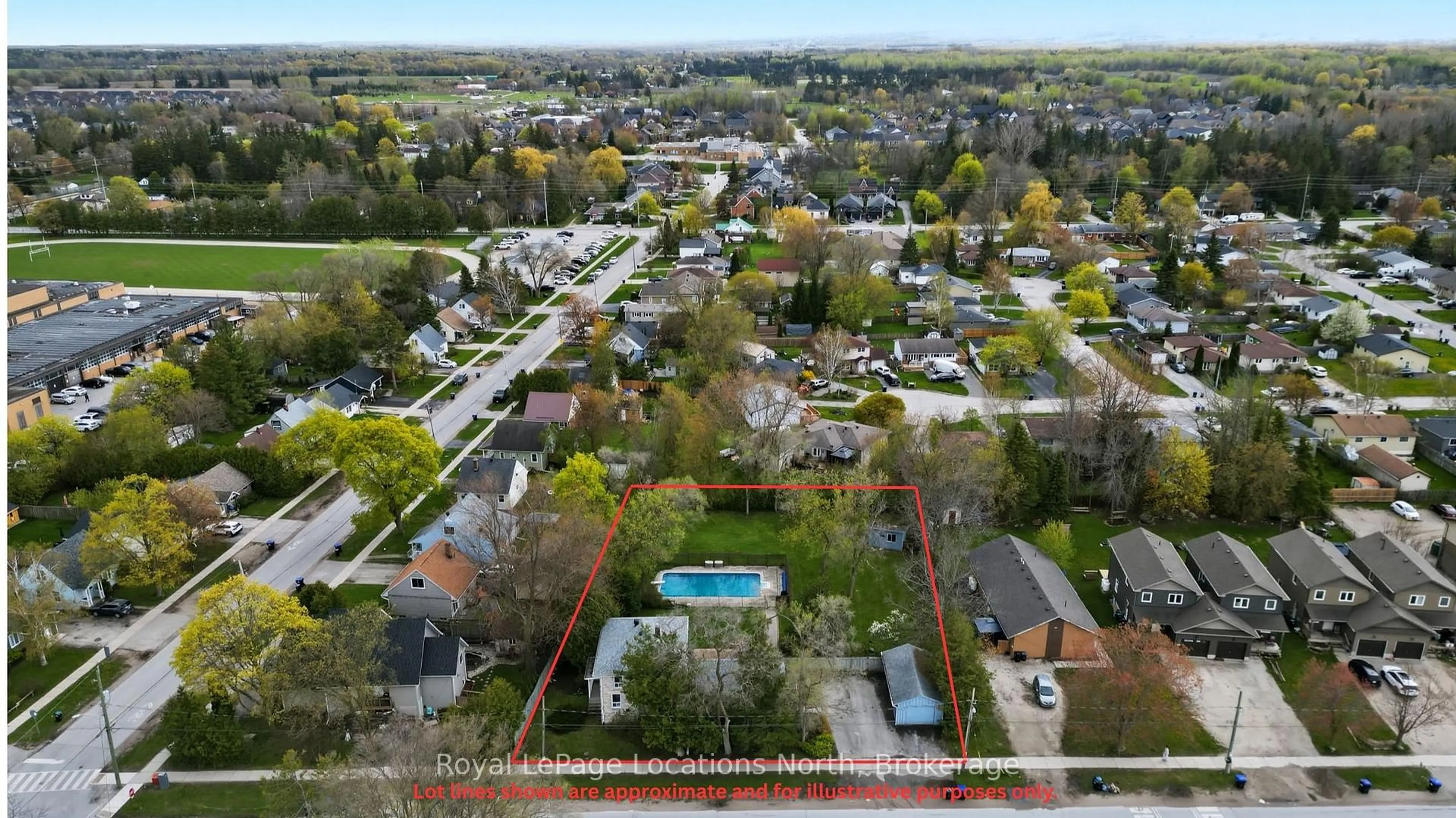 A pic from outside/outdoor area/front of a property/back of a property/a pic from drone, city buildings view from balcony for 562 Cameron St, Collingwood Ontario L9Y 2J3