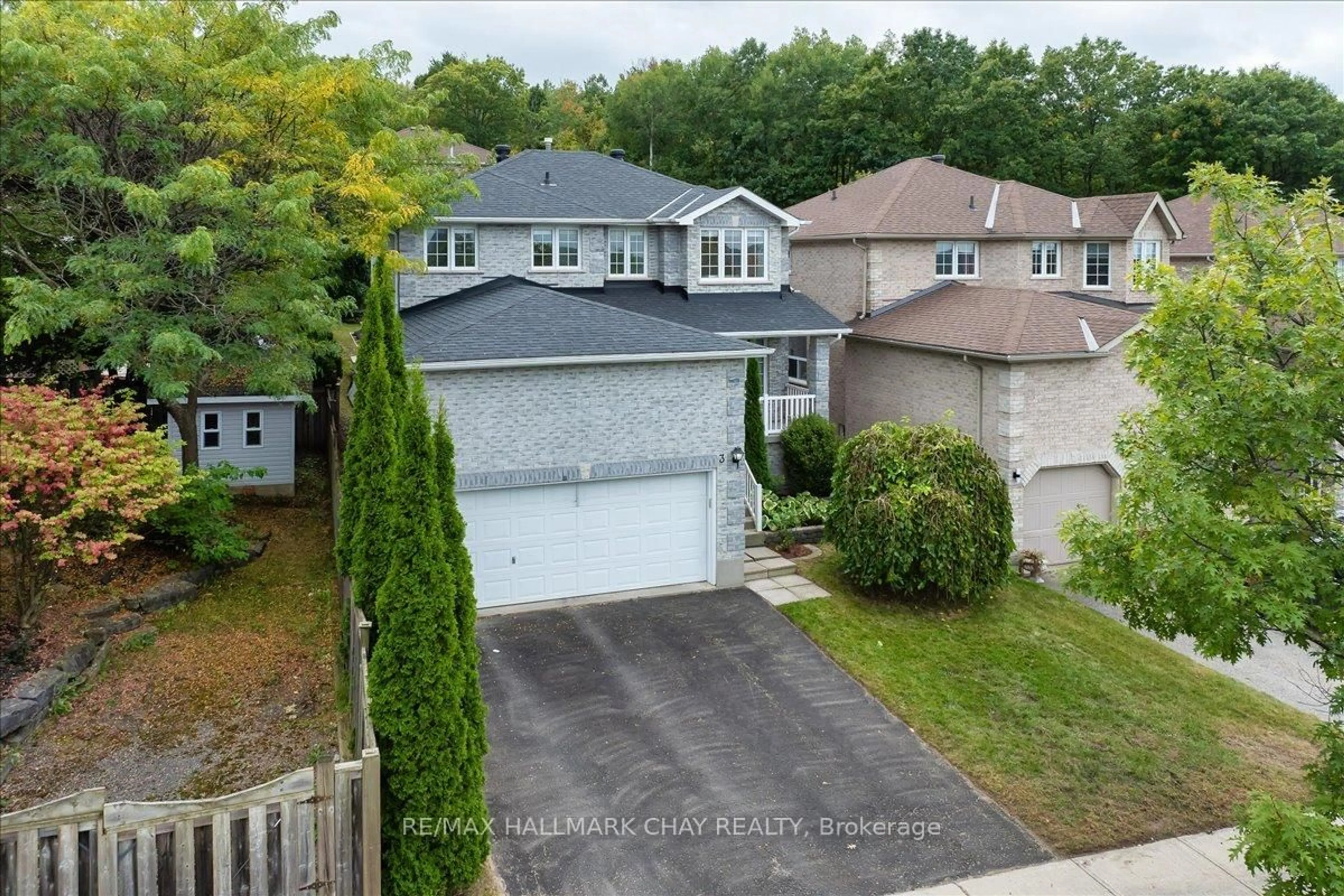 A pic from outside/outdoor area/front of a property/back of a property/a pic from drone, street for 3 Bell St, Barrie Ontario L4N 0J2
