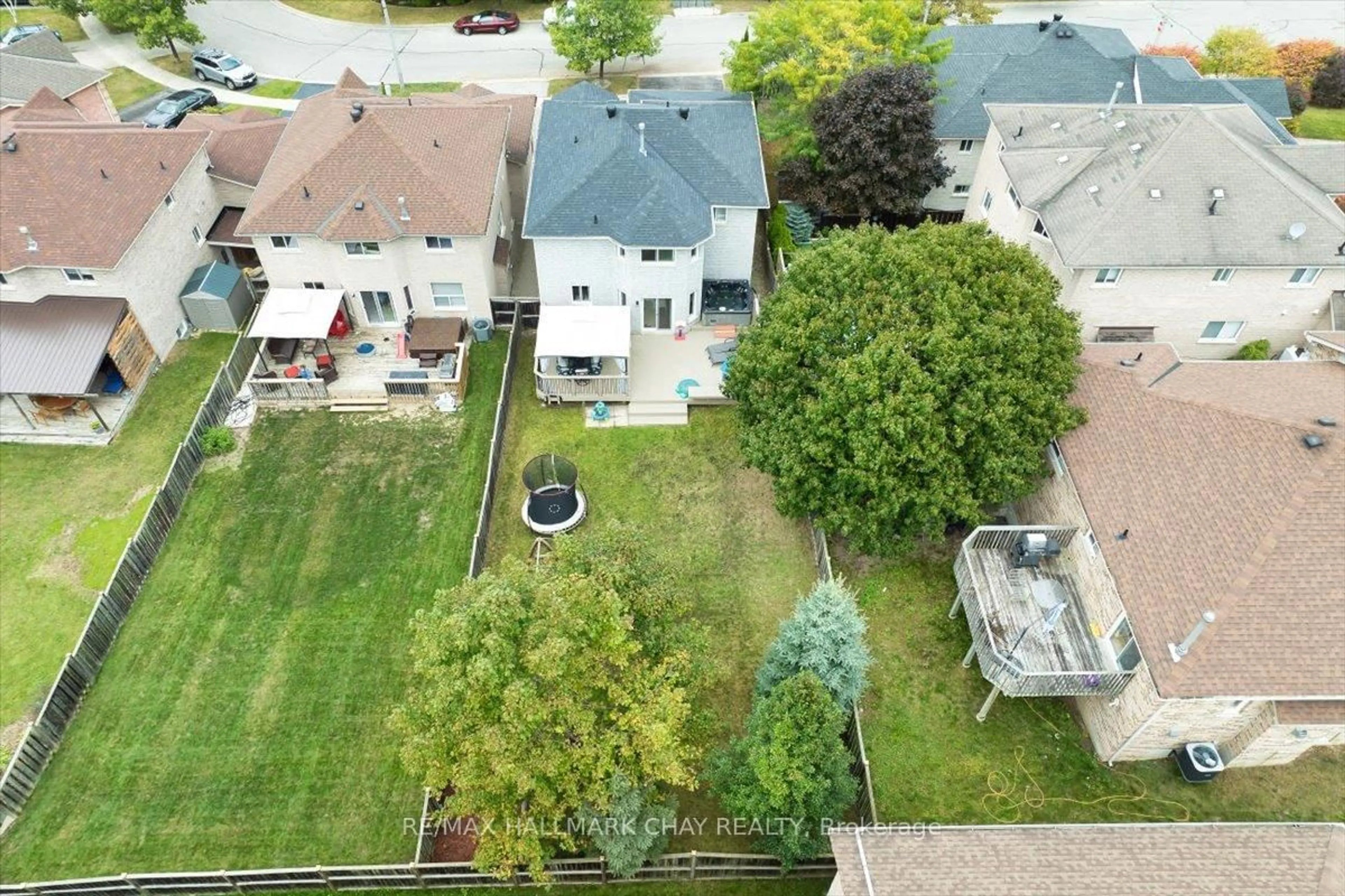 A pic from outside/outdoor area/front of a property/back of a property/a pic from drone, street for 3 Bell St, Barrie Ontario L4N 0J2