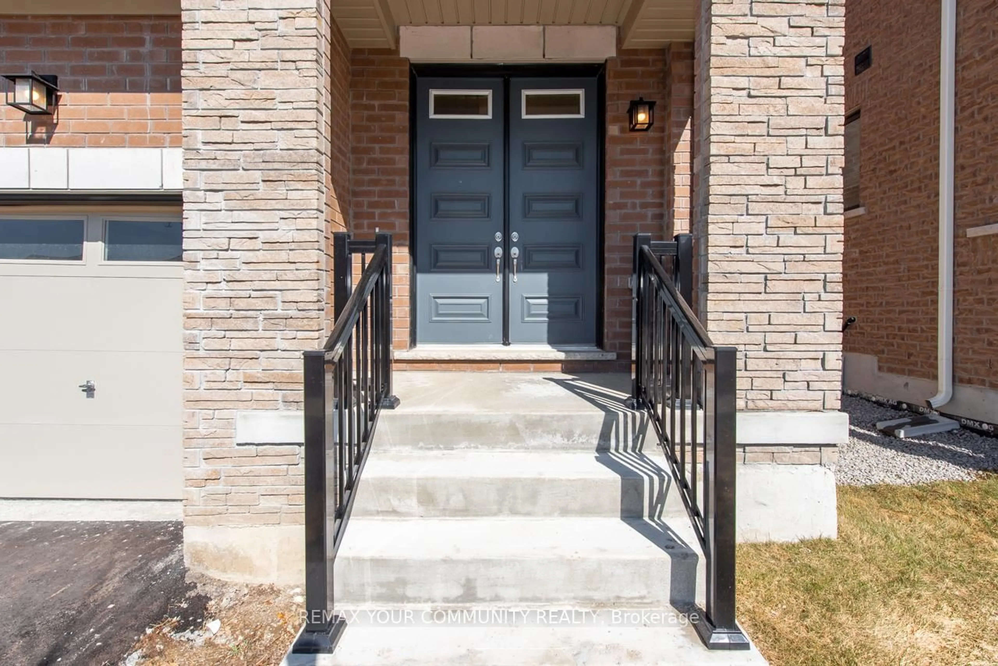 Indoor entryway for 83 Bearberry Rd, Springwater Ontario L9X 2C9