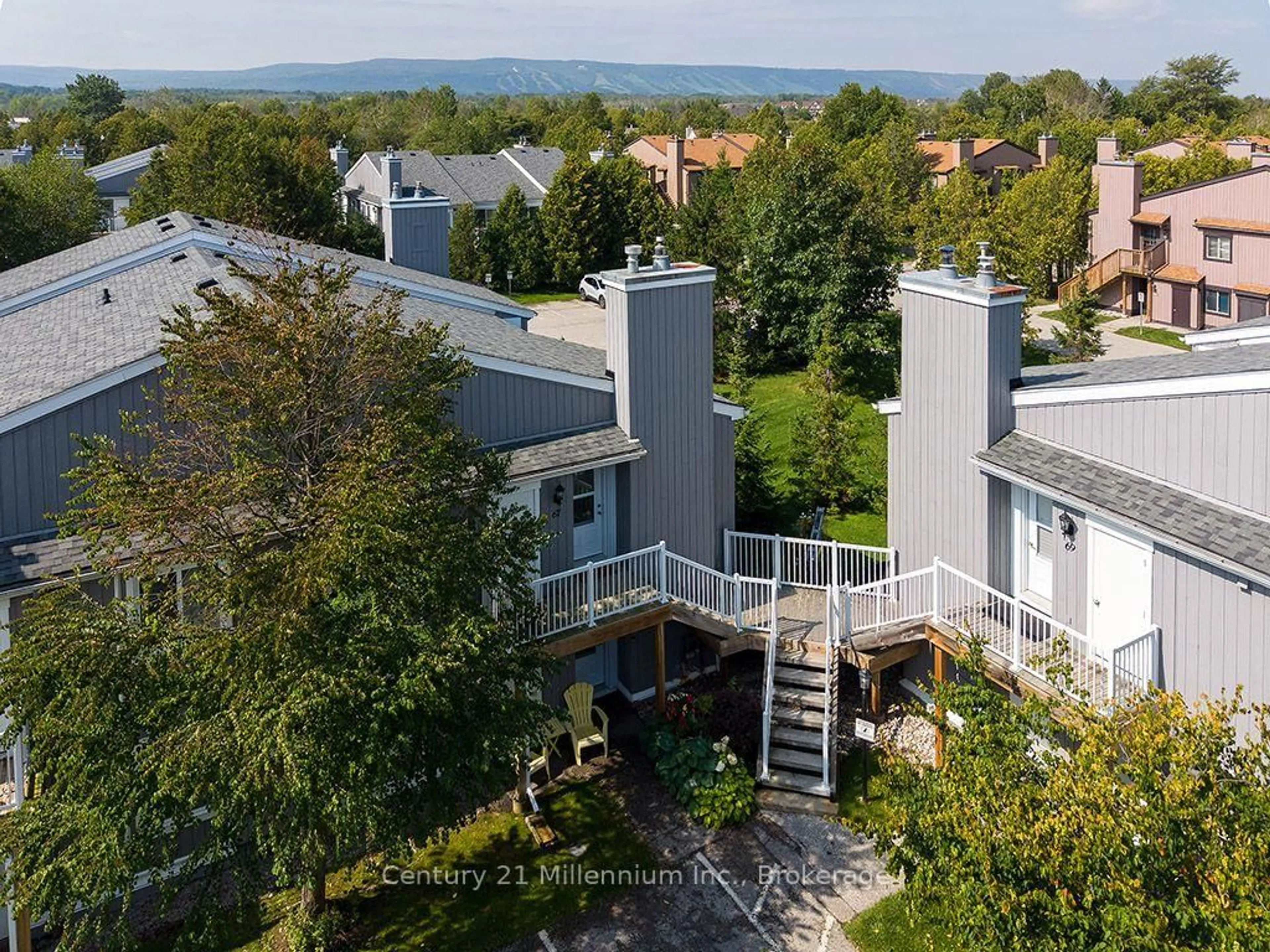 A pic from outside/outdoor area/front of a property/back of a property/a pic from drone, city buildings view from balcony for 19 Dawson Dr #68, Collingwood Ontario L9Y 5B4