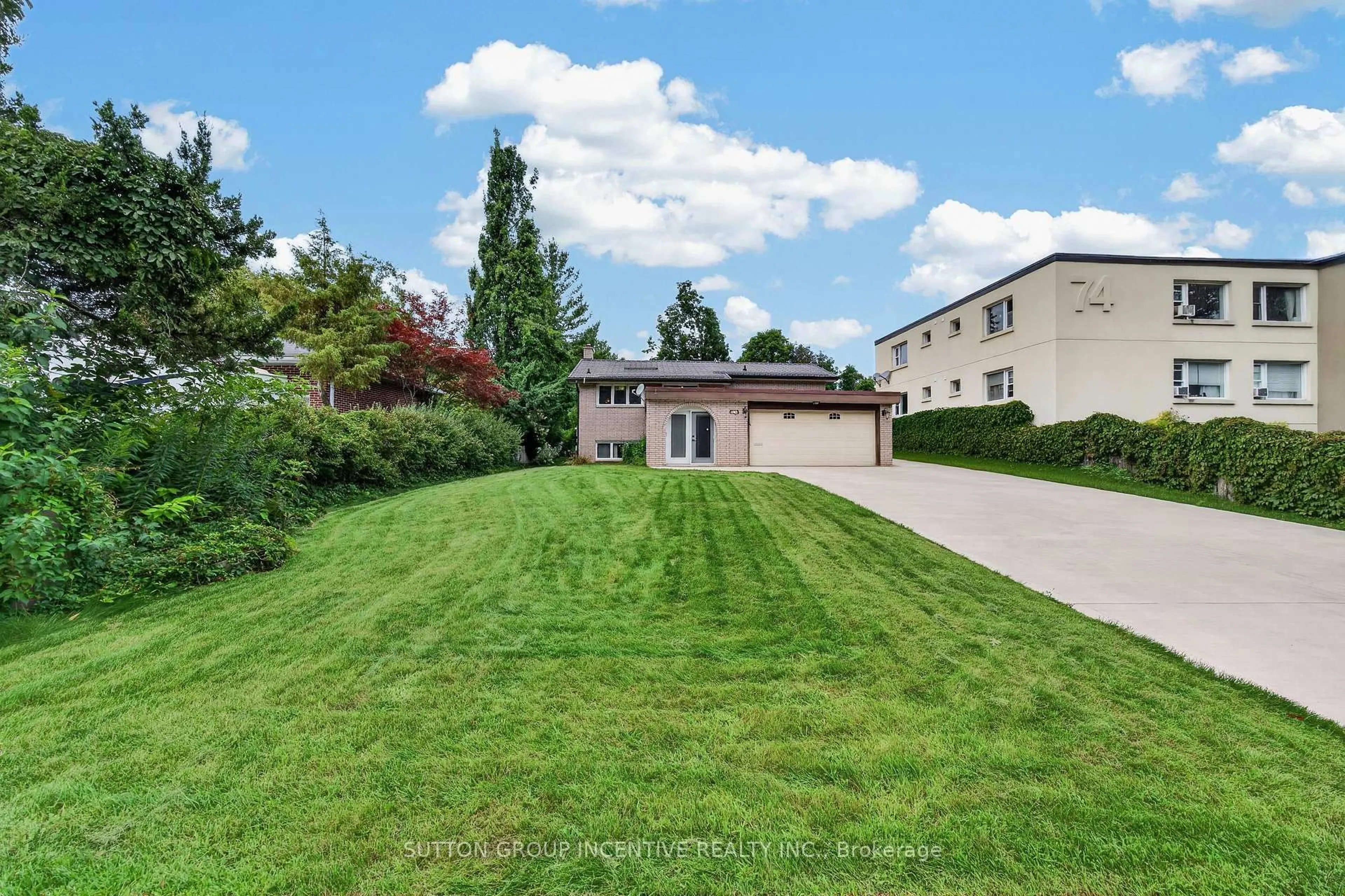 A pic from outside/outdoor area/front of a property/back of a property/a pic from drone, street for 80 Shirley Ave, Barrie Ontario L4N 1N2