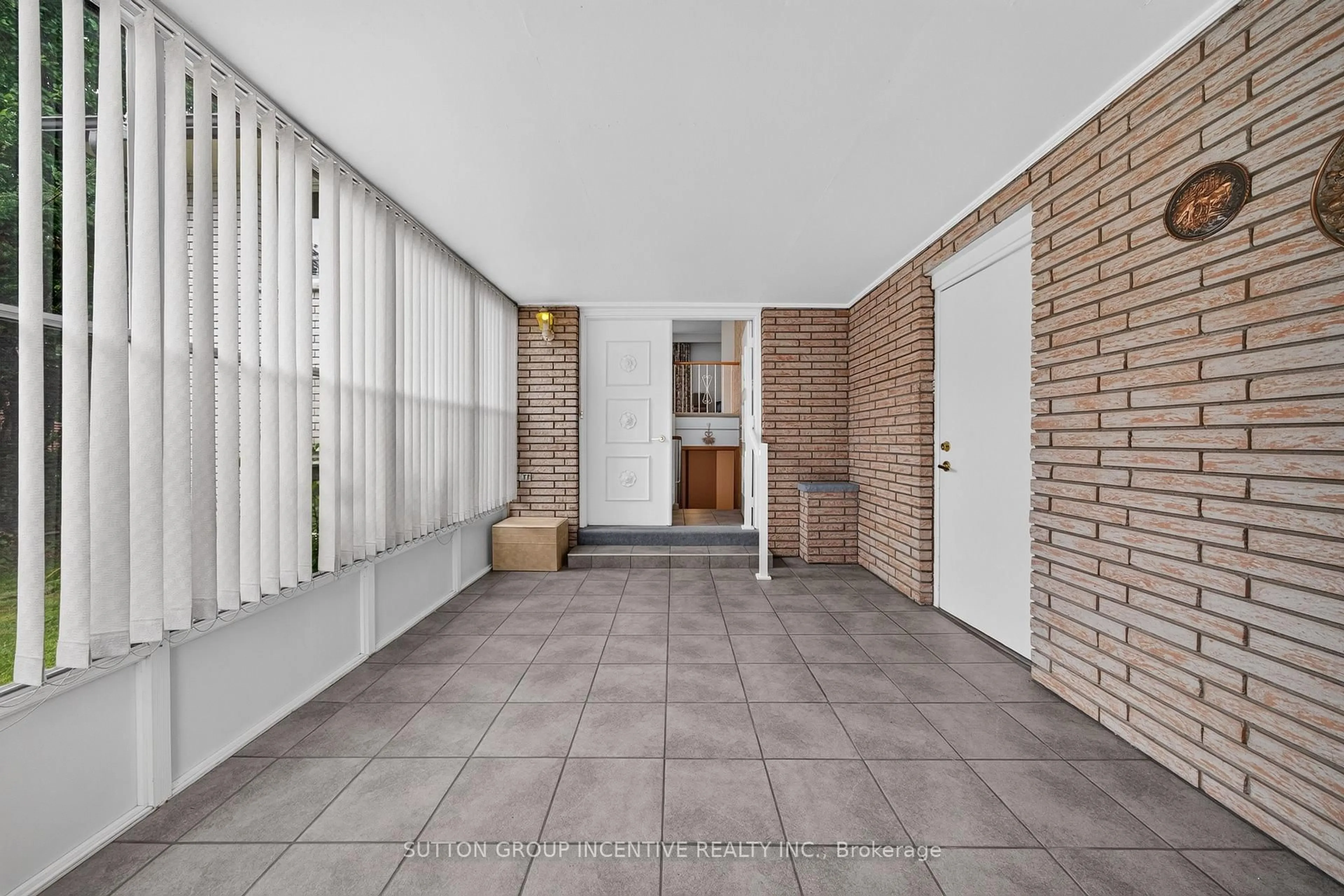 Indoor foyer for 80 Shirley Ave, Barrie Ontario L4N 1N2