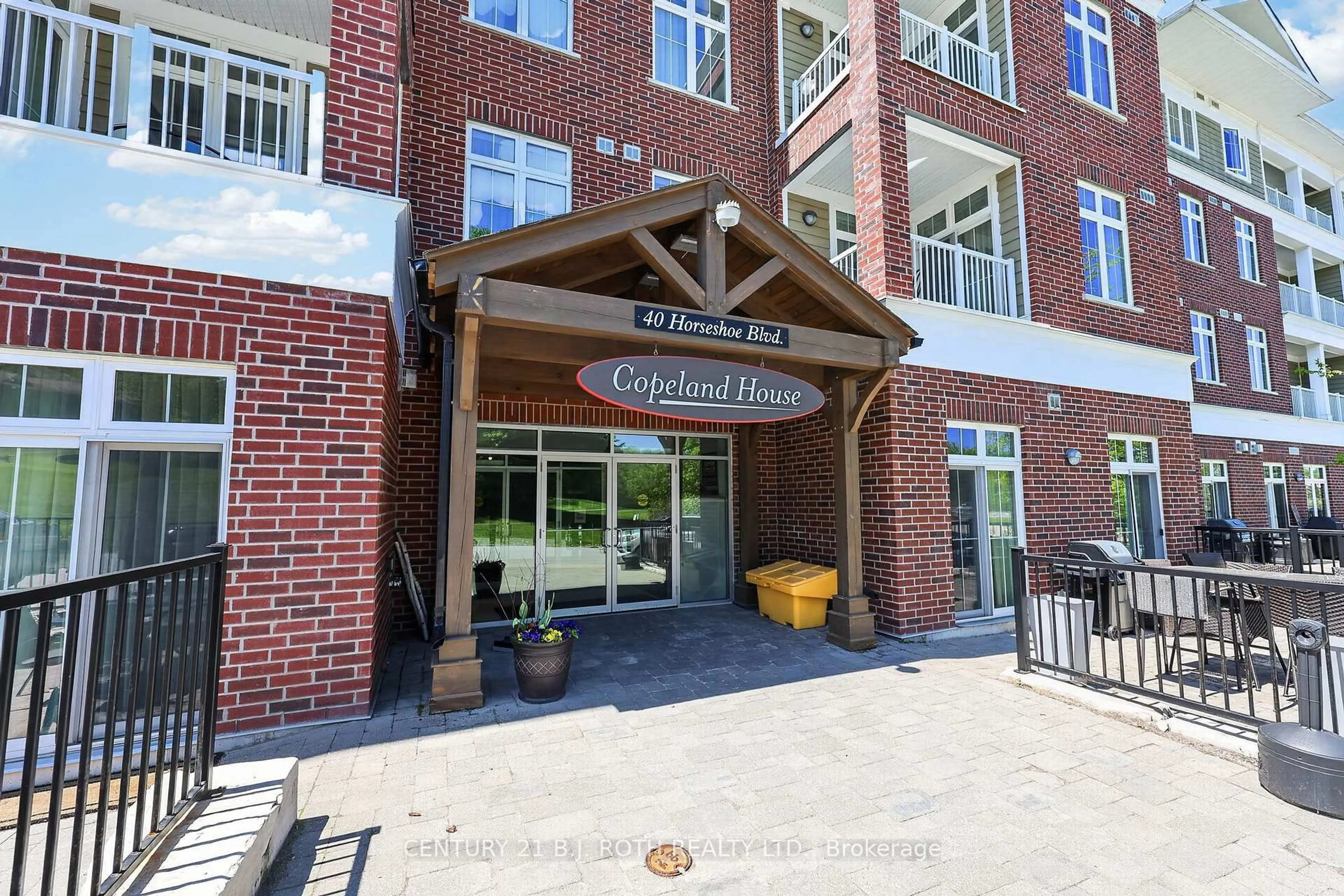 Indoor foyer for 40 Horseshoe Blvd #310, Oro-Medonte Ontario L4M 4Y8