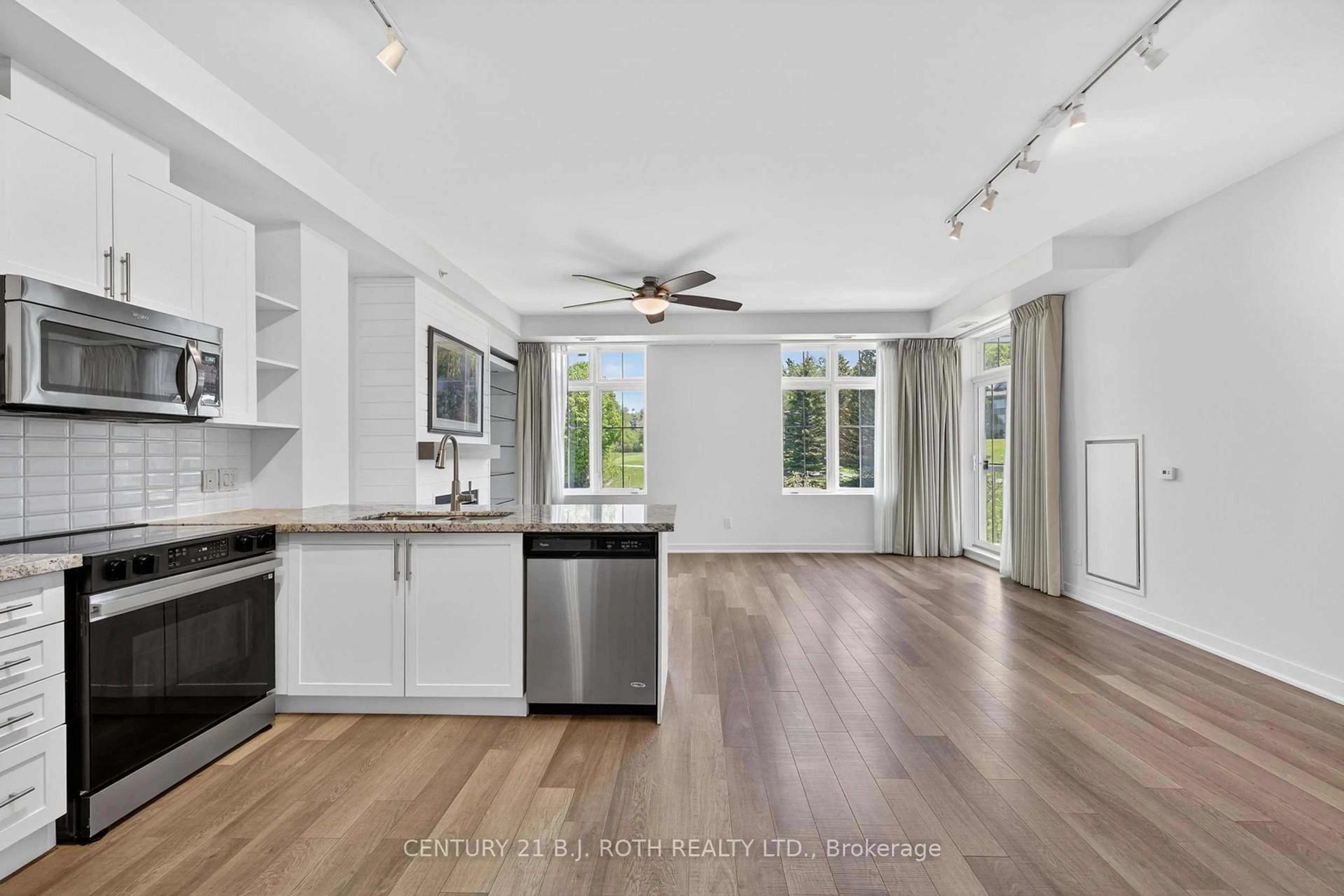 Open concept kitchen, unknown for 40 Horseshoe Blvd #310, Oro-Medonte Ontario L4M 4Y8