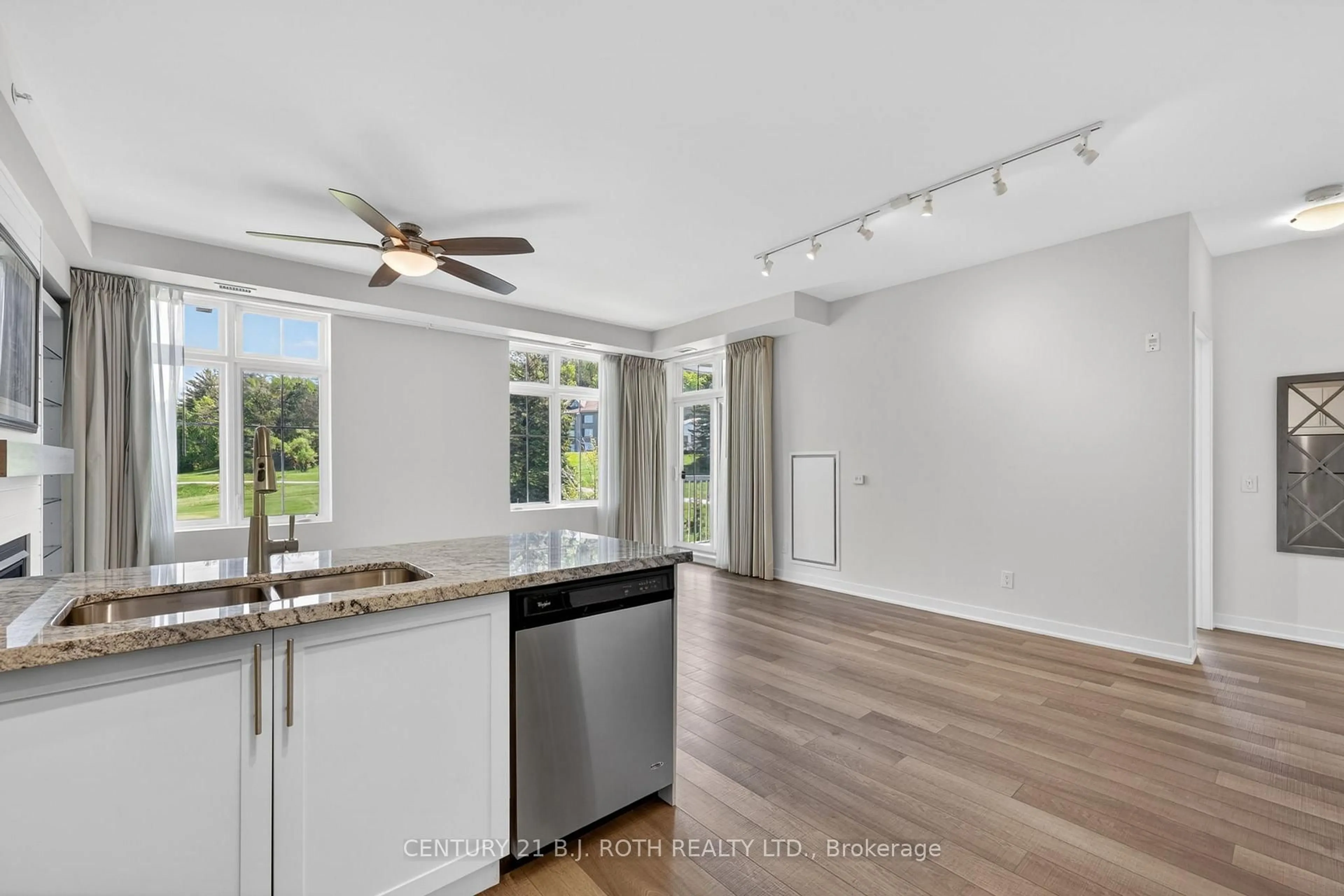 Open concept kitchen, unknown for 40 Horseshoe Blvd #310, Oro-Medonte Ontario L4M 4Y8